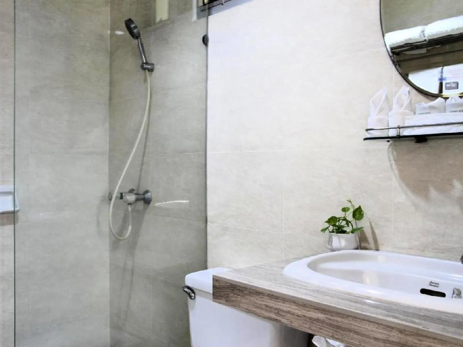 Shower in Summit Pavilion Hotel