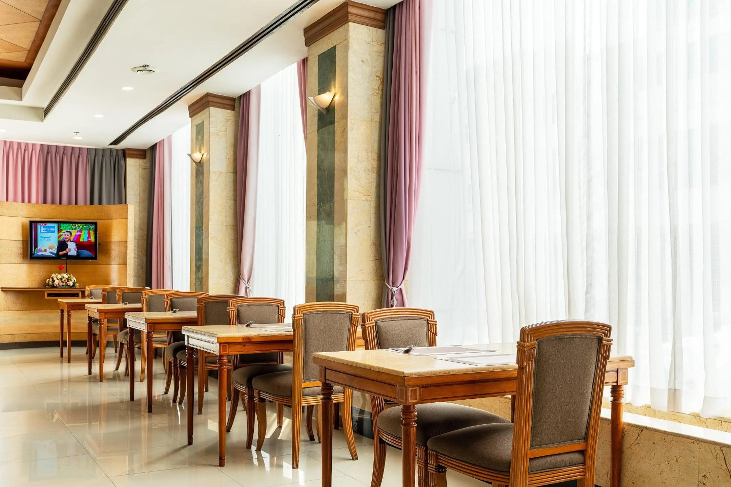 Restaurant/places to eat in Summit Pavilion Hotel