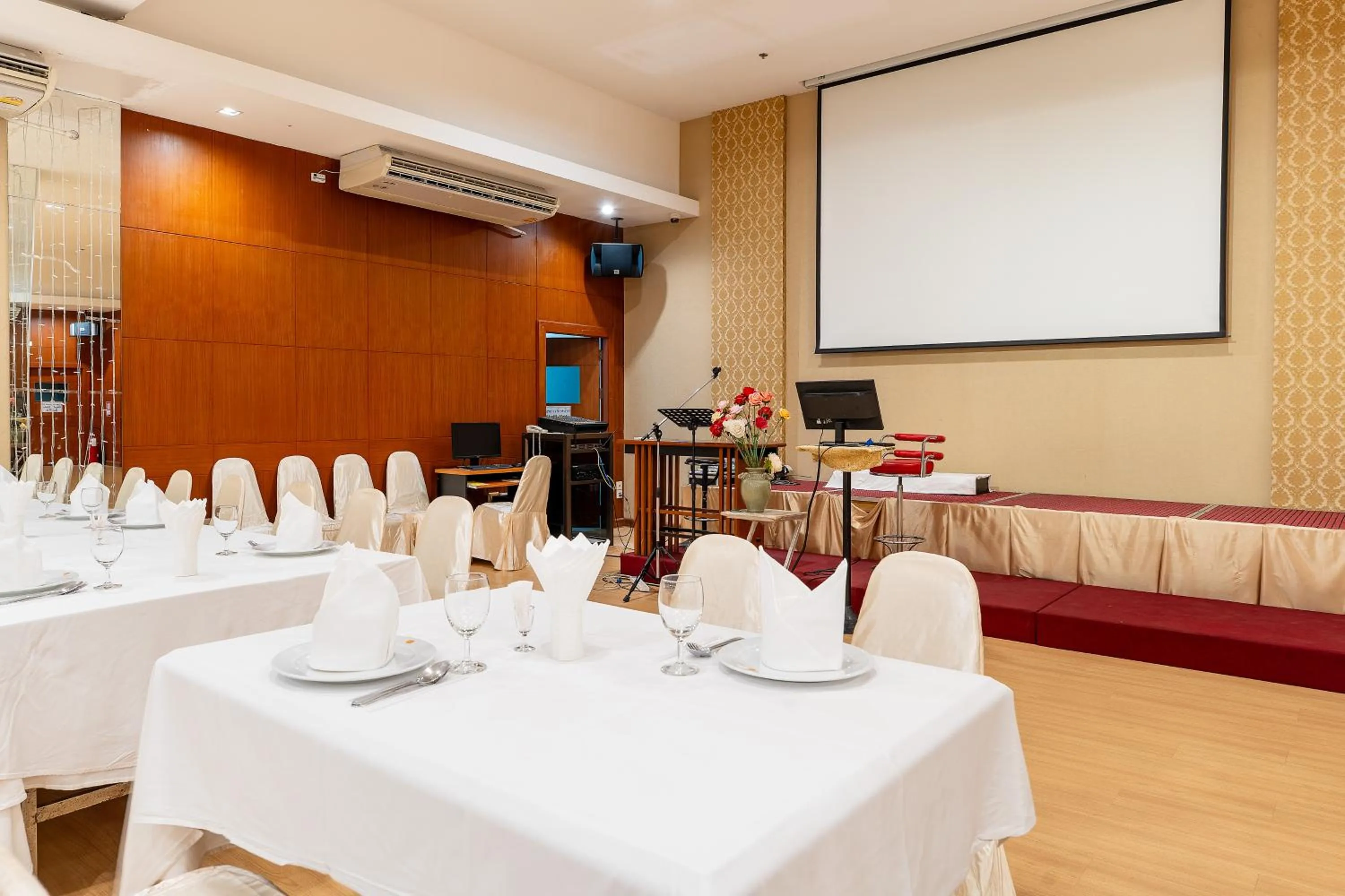 Meeting/conference room in Summit Pavilion Hotel