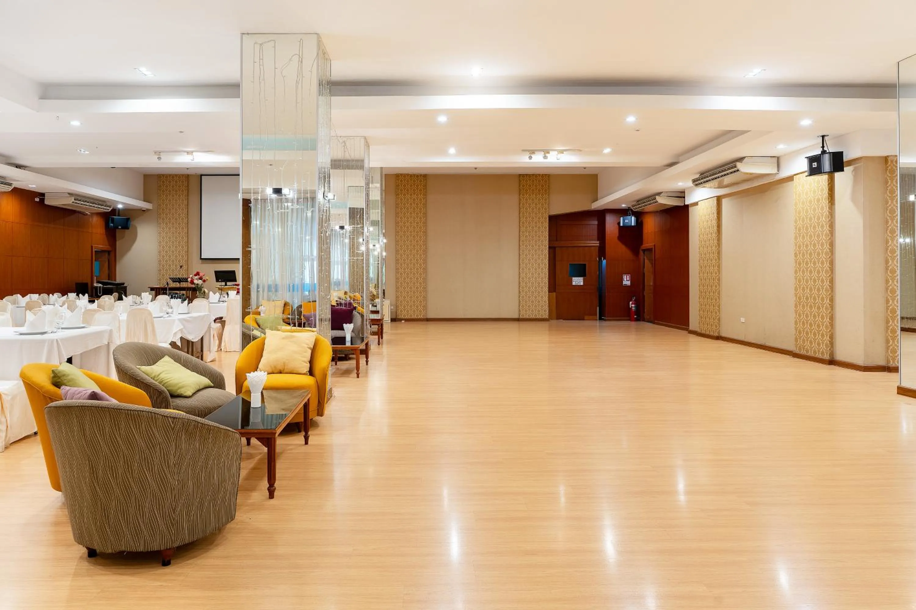 Meeting/conference room in Summit Pavilion Hotel