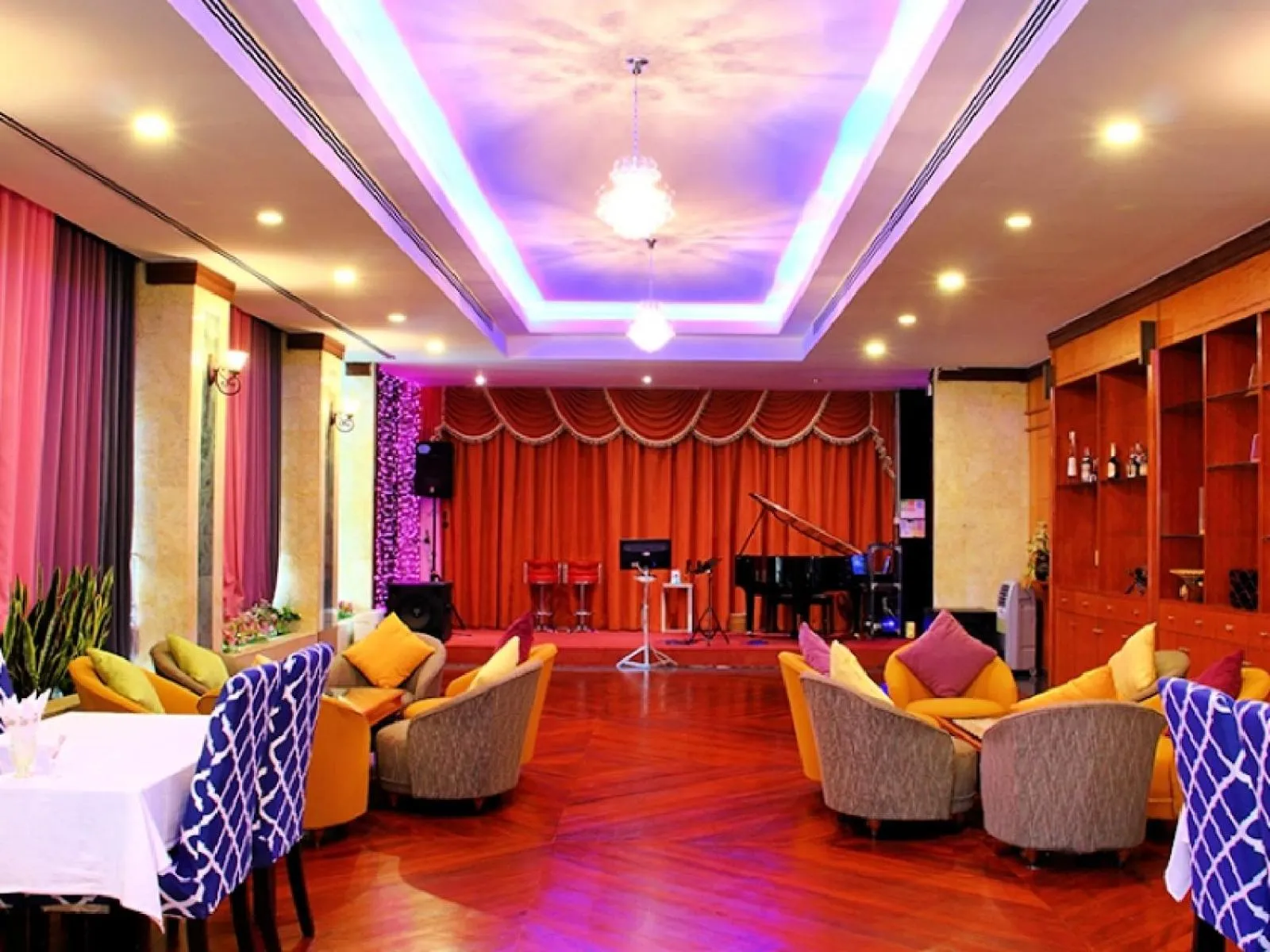 Lounge or bar in Summit Pavilion Hotel