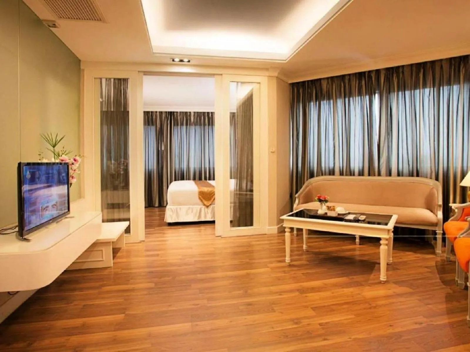 Communal lounge/ TV room, Bed in Summit Pavilion Hotel