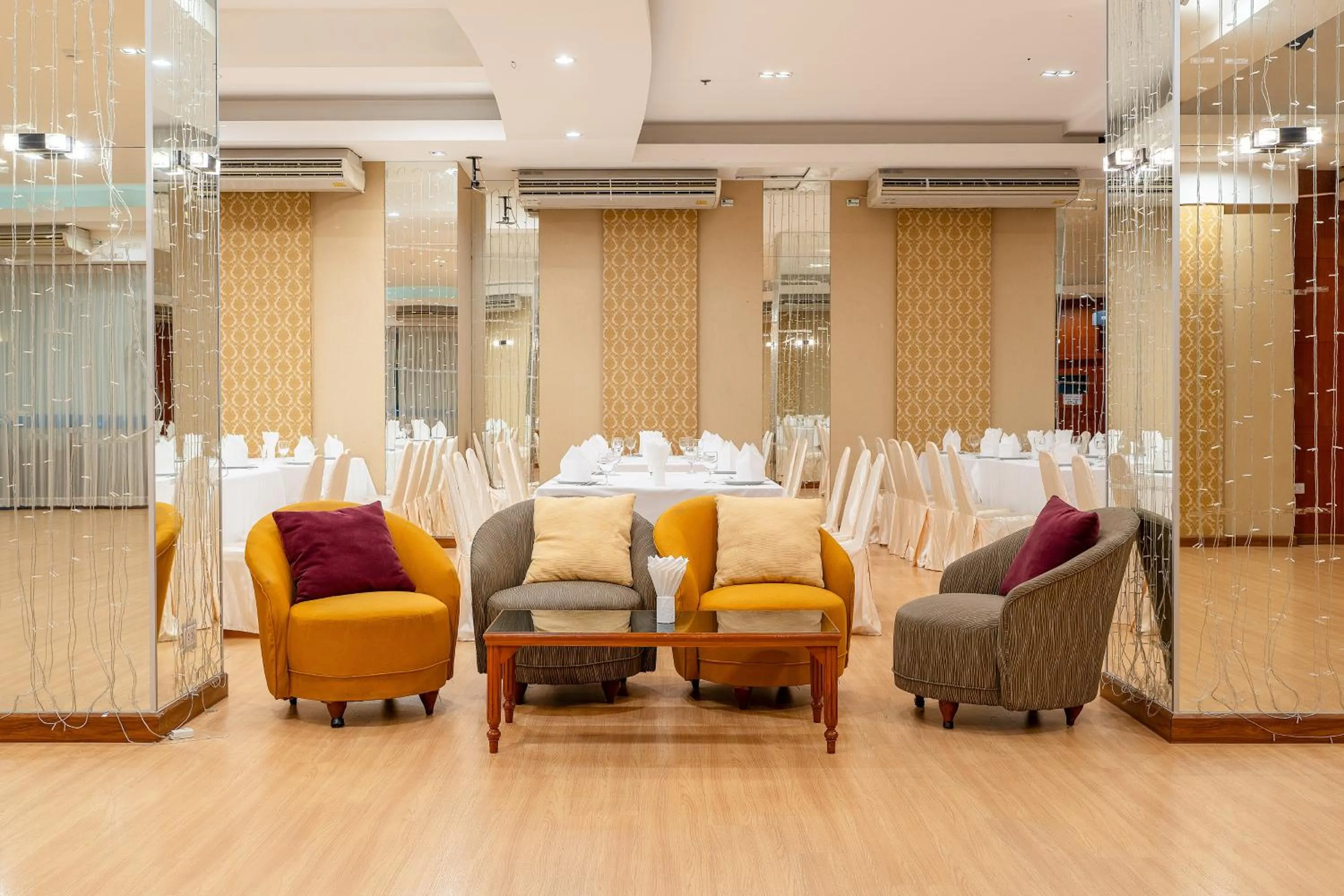 Meeting/conference room in Summit Pavilion Hotel