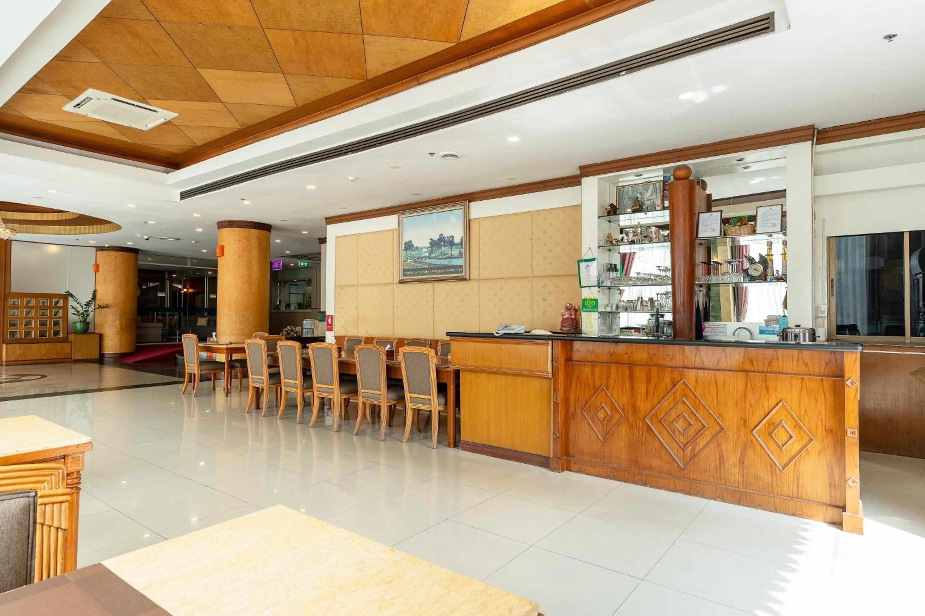 Restaurant/places to eat in Summit Pavilion Hotel