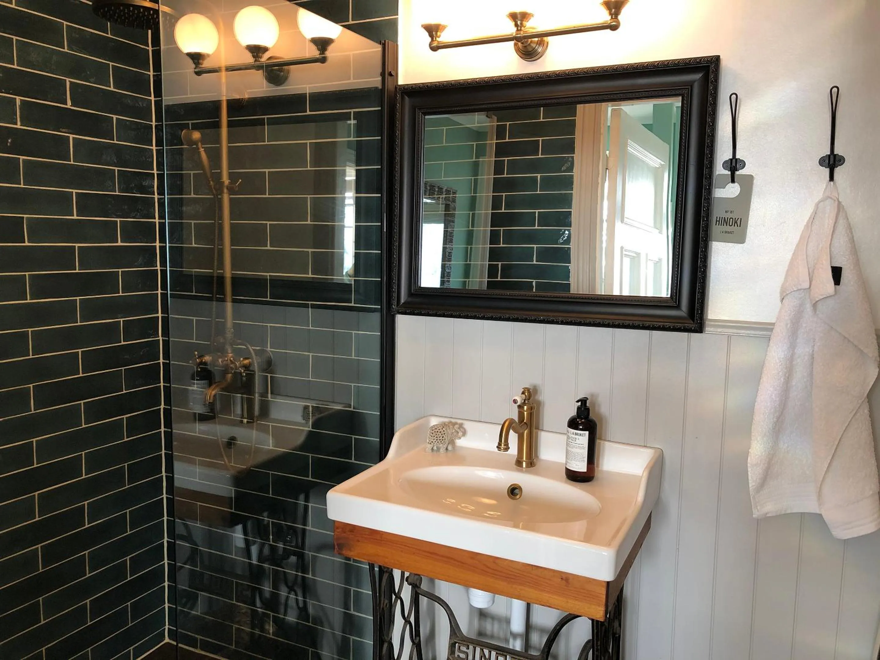 Shower in Three Pheasants Boutique Bed and Breakfast