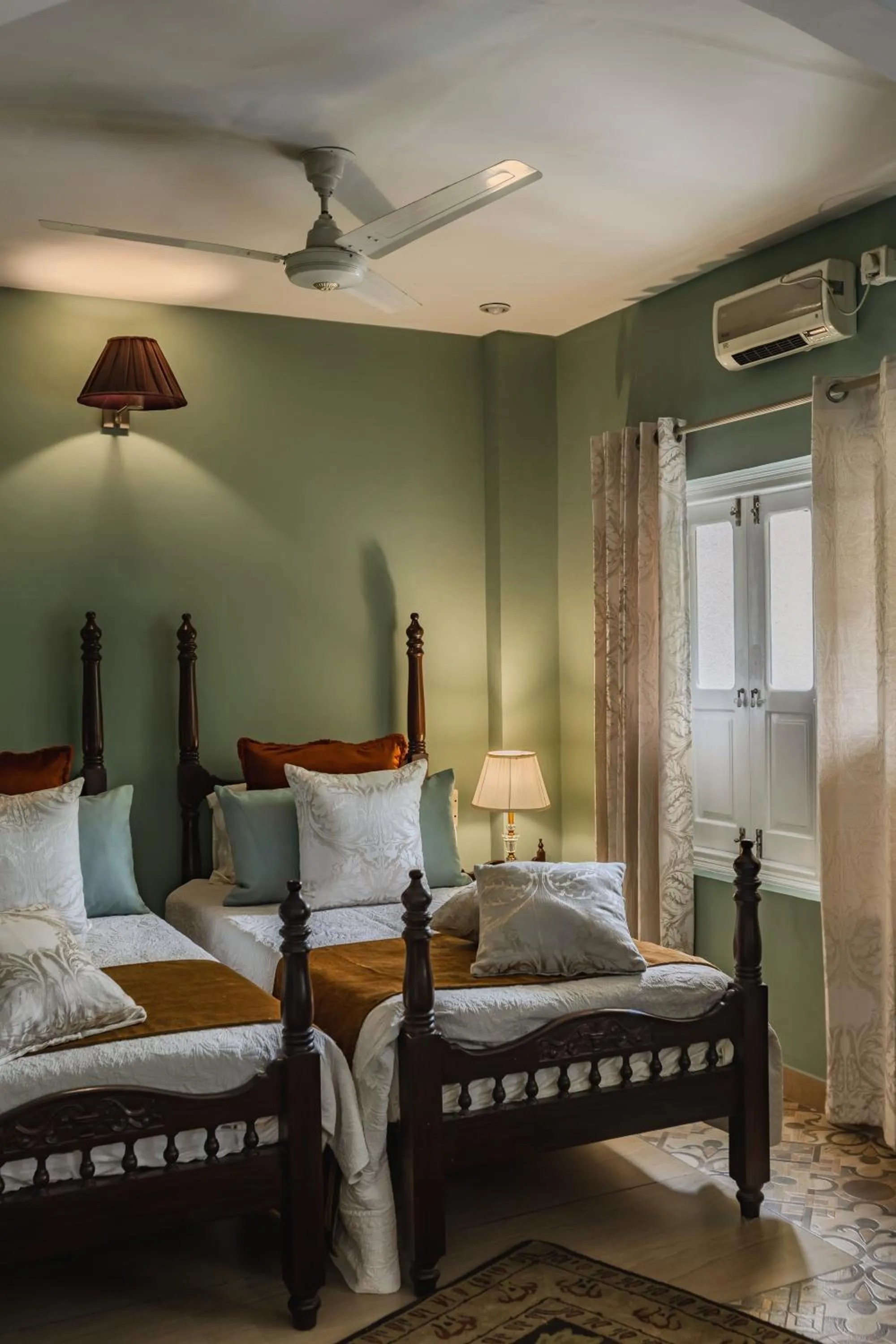 Bed in Ranjit's Svaasa Amritsar