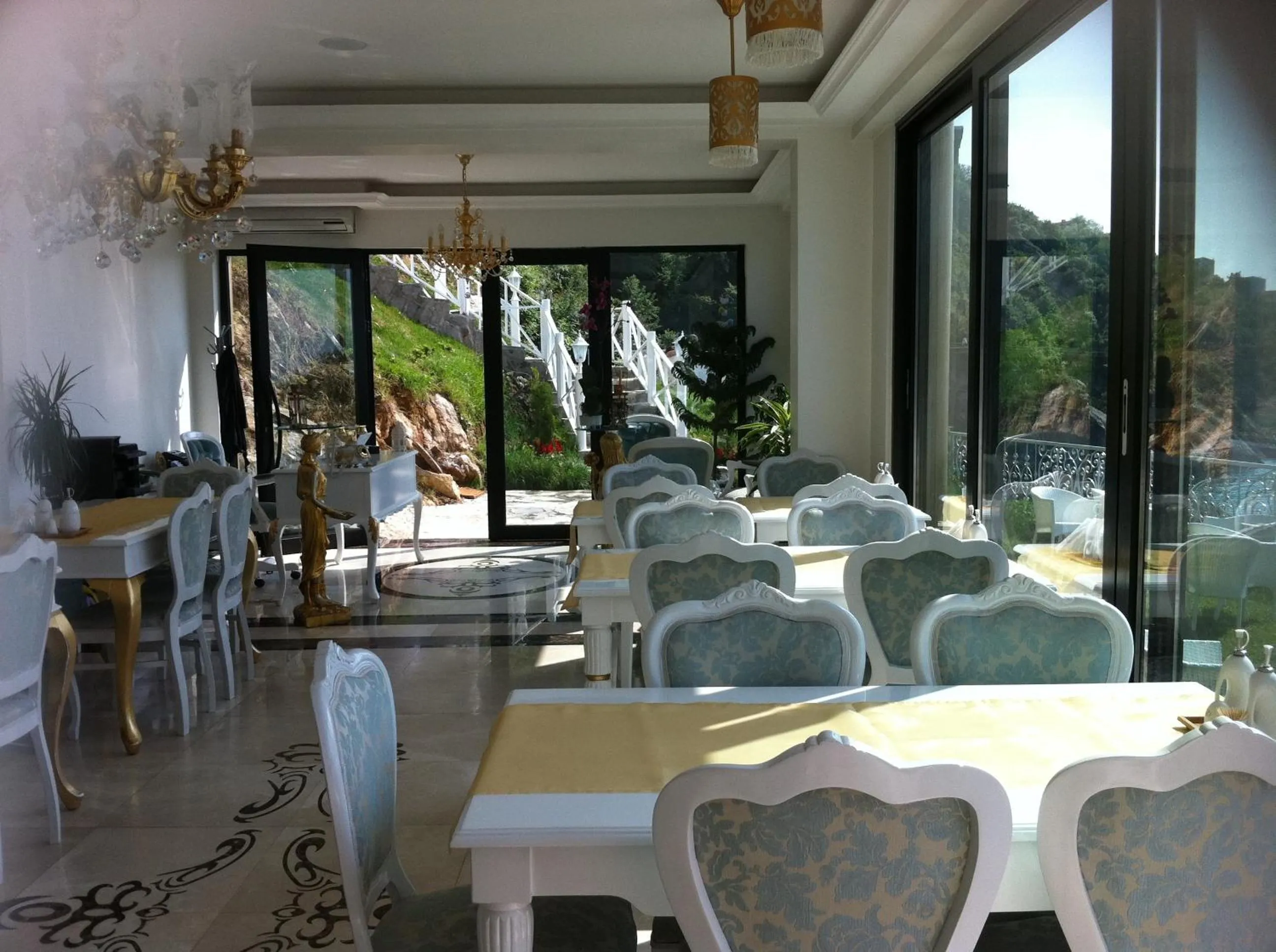 Restaurant/places to eat in Bab-i Zer Hotel