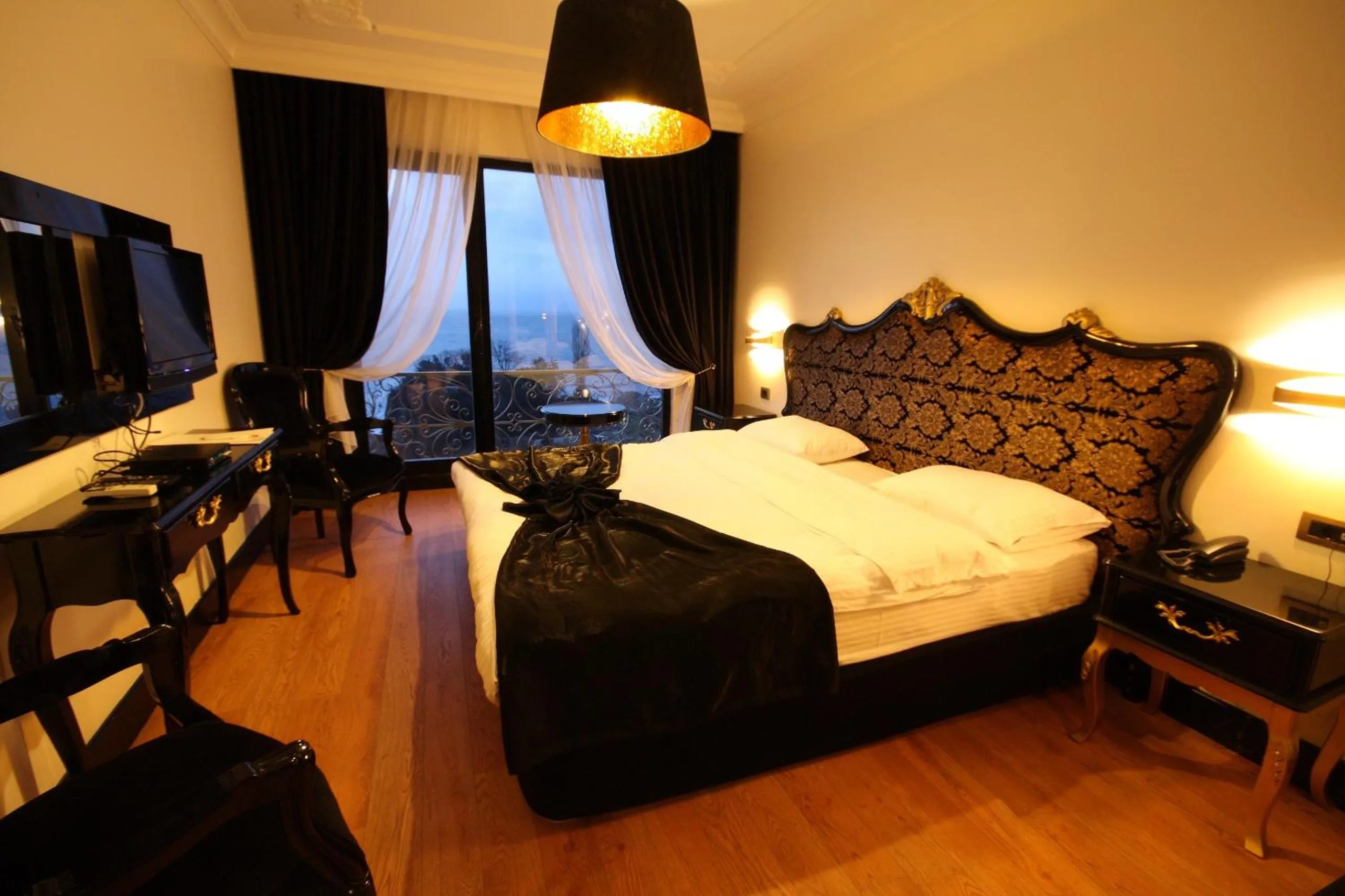 Bed in Bab-i Zer Hotel