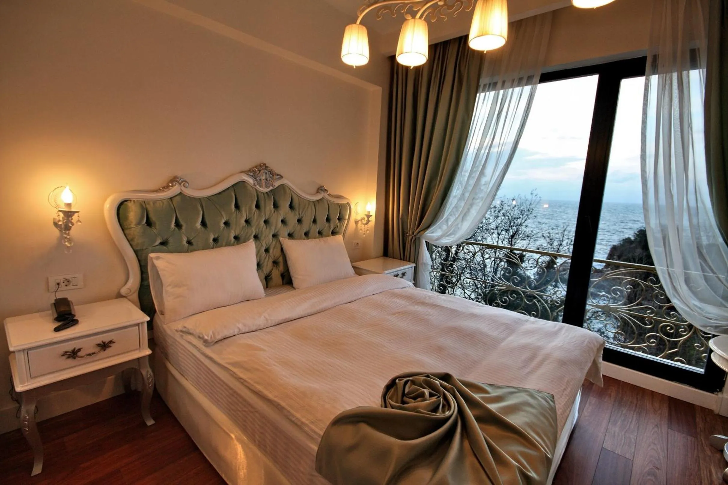 Bed in Bab-i Zer Hotel