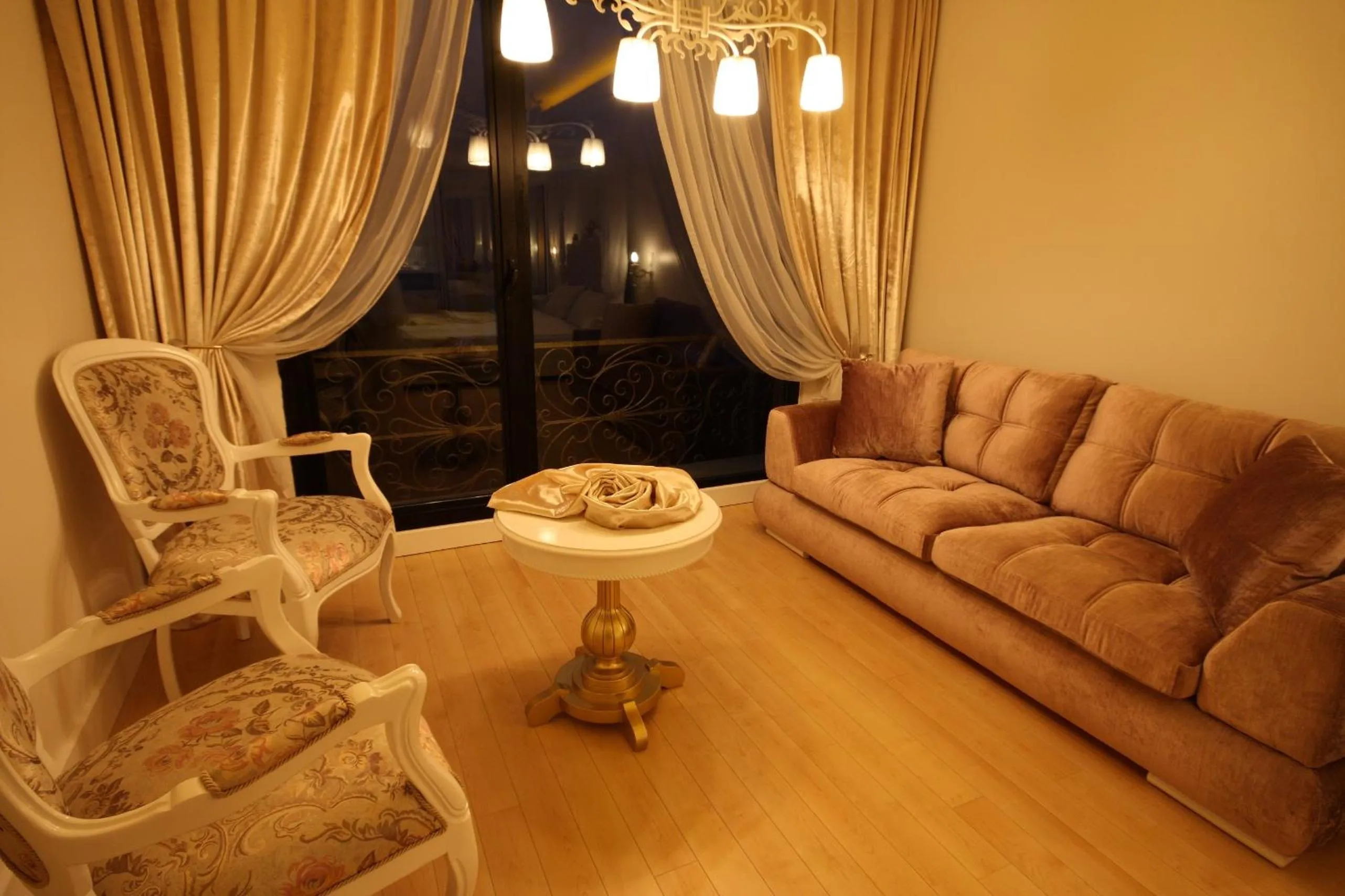 Seating area in Bab-i Zer Hotel