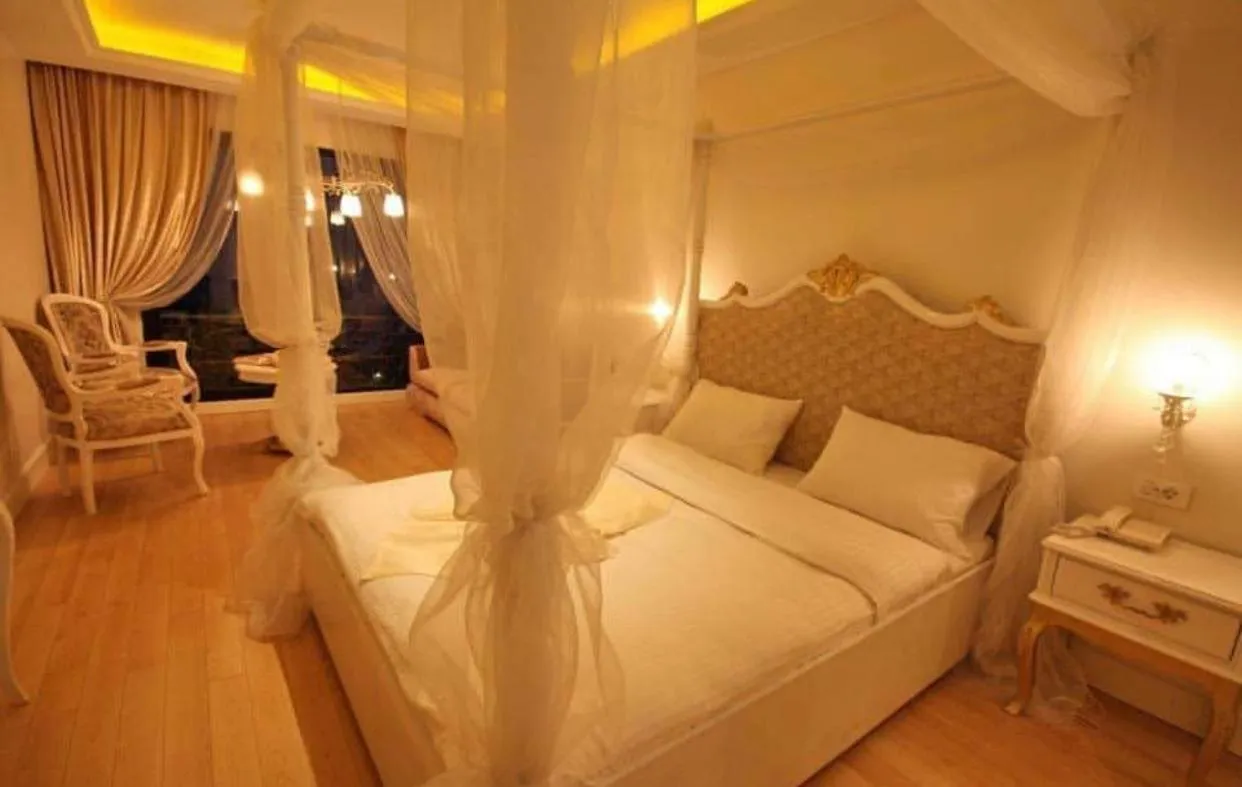 Bed in Bab-i Zer Hotel