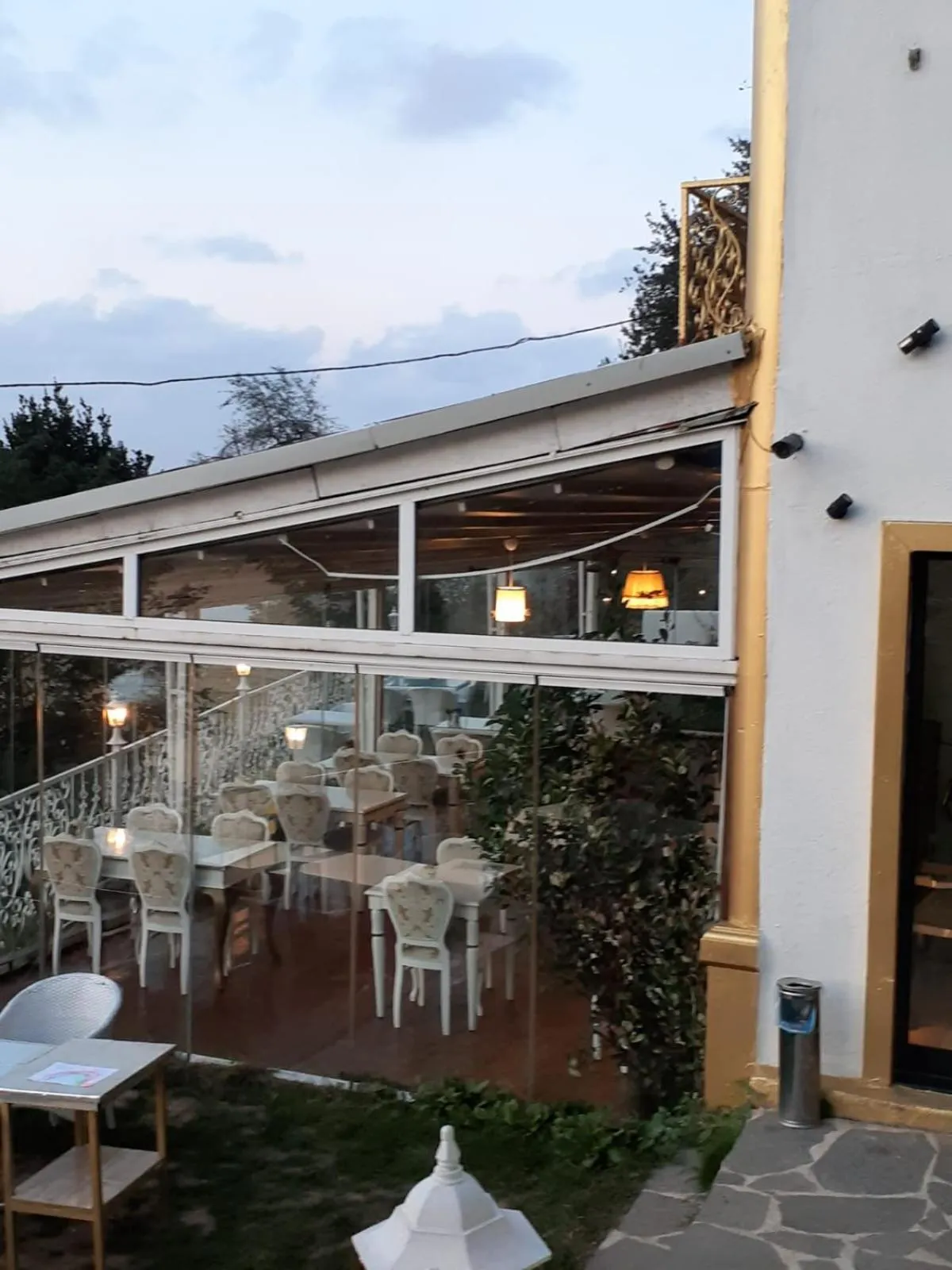 Restaurant/places to eat in Bab-i Zer Hotel