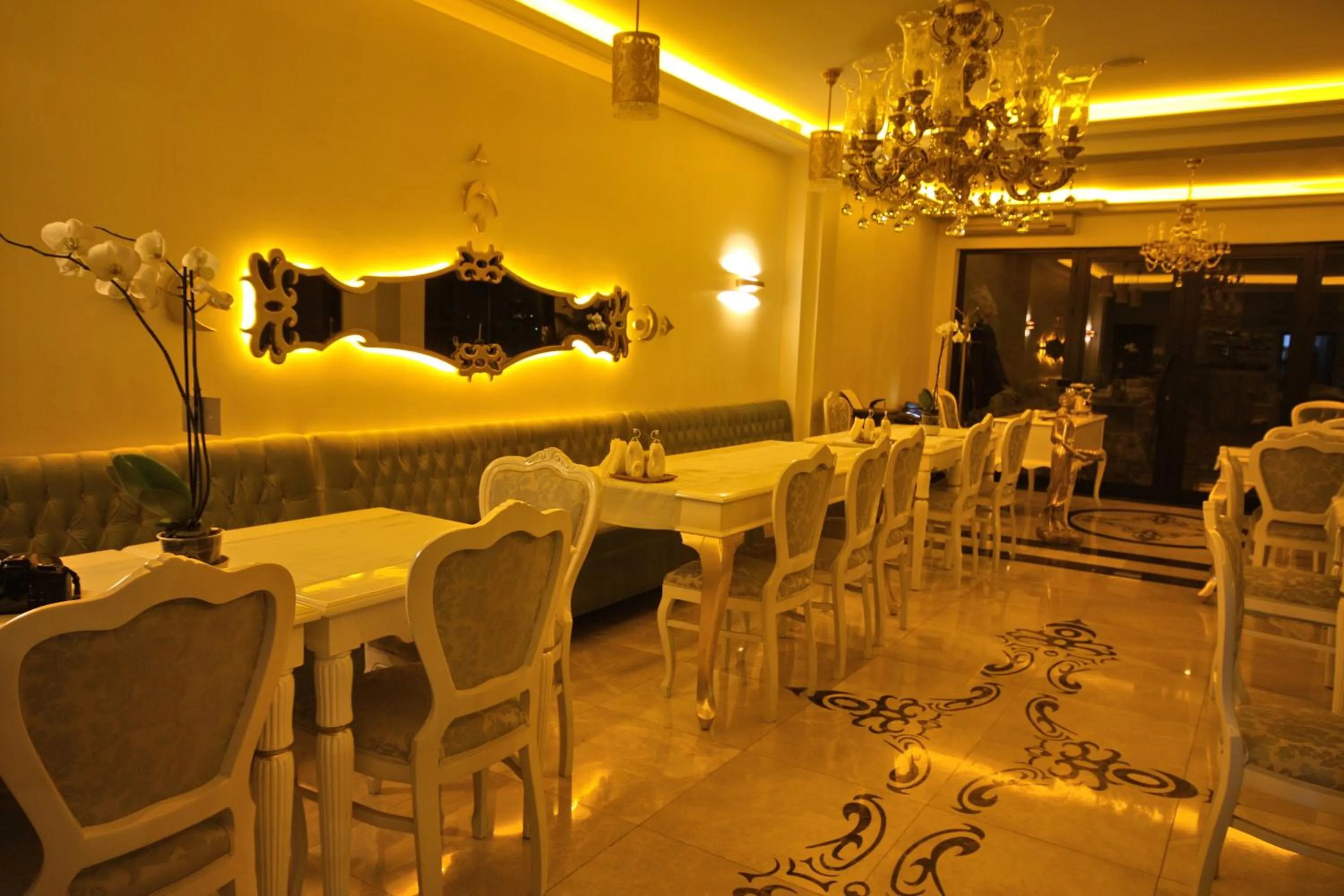 Restaurant/places to eat in Bab-i Zer Hotel