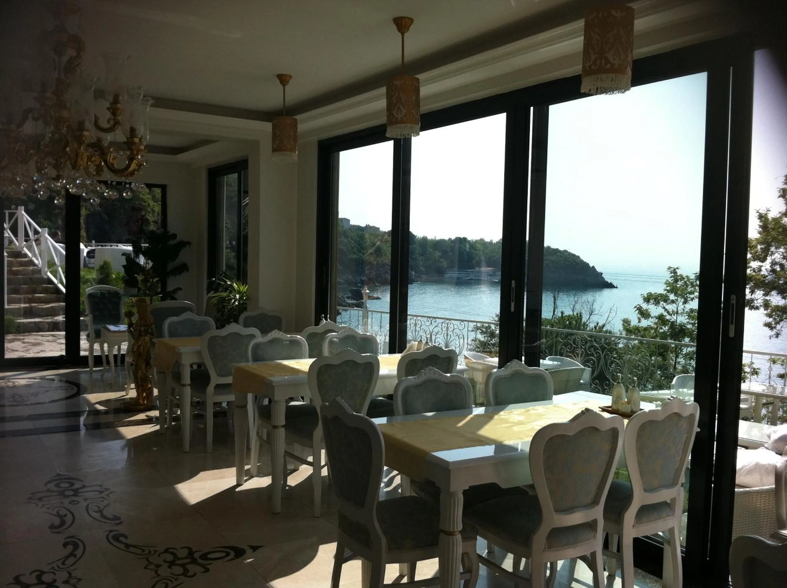 Restaurant/places to eat in Bab-i Zer Hotel