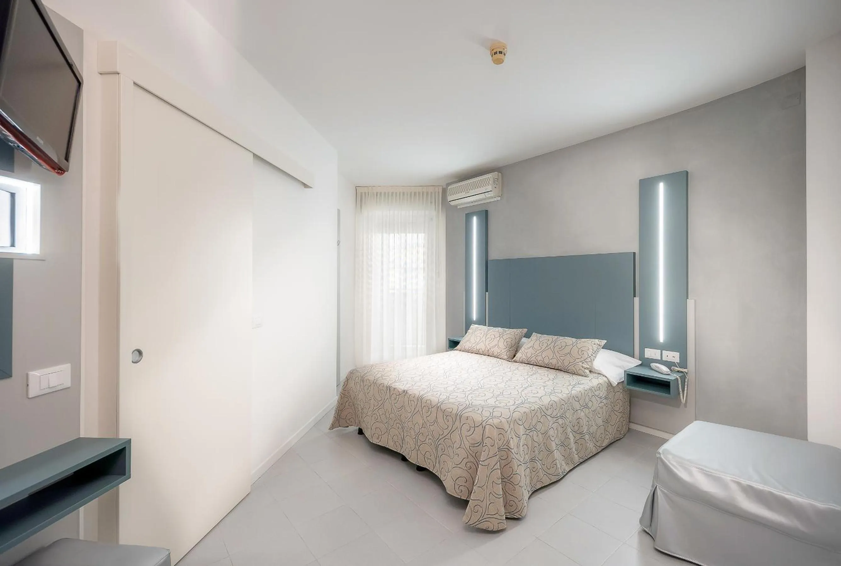 Photo of the whole room in Hotel Marisa