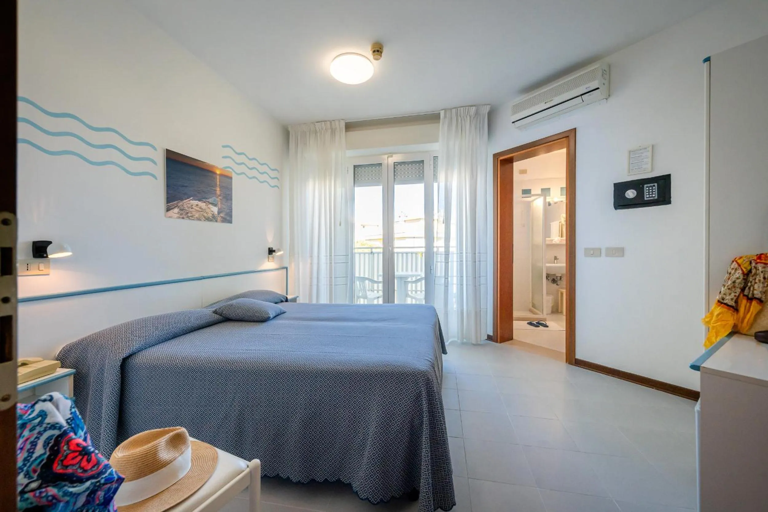 Photo of the whole room in Hotel Marisa