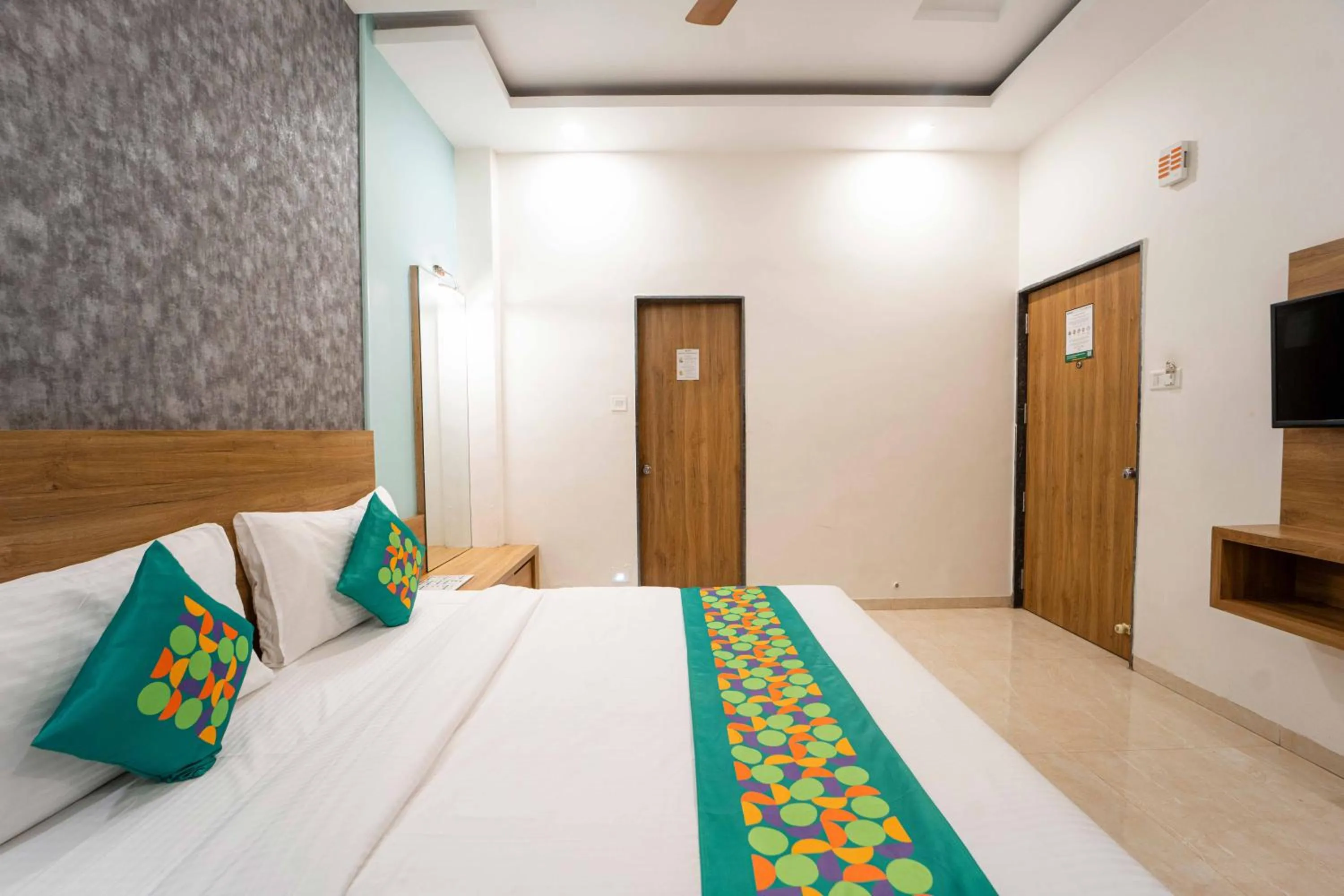 Bedroom, Bed in Treebo Winter Town Venna Lake