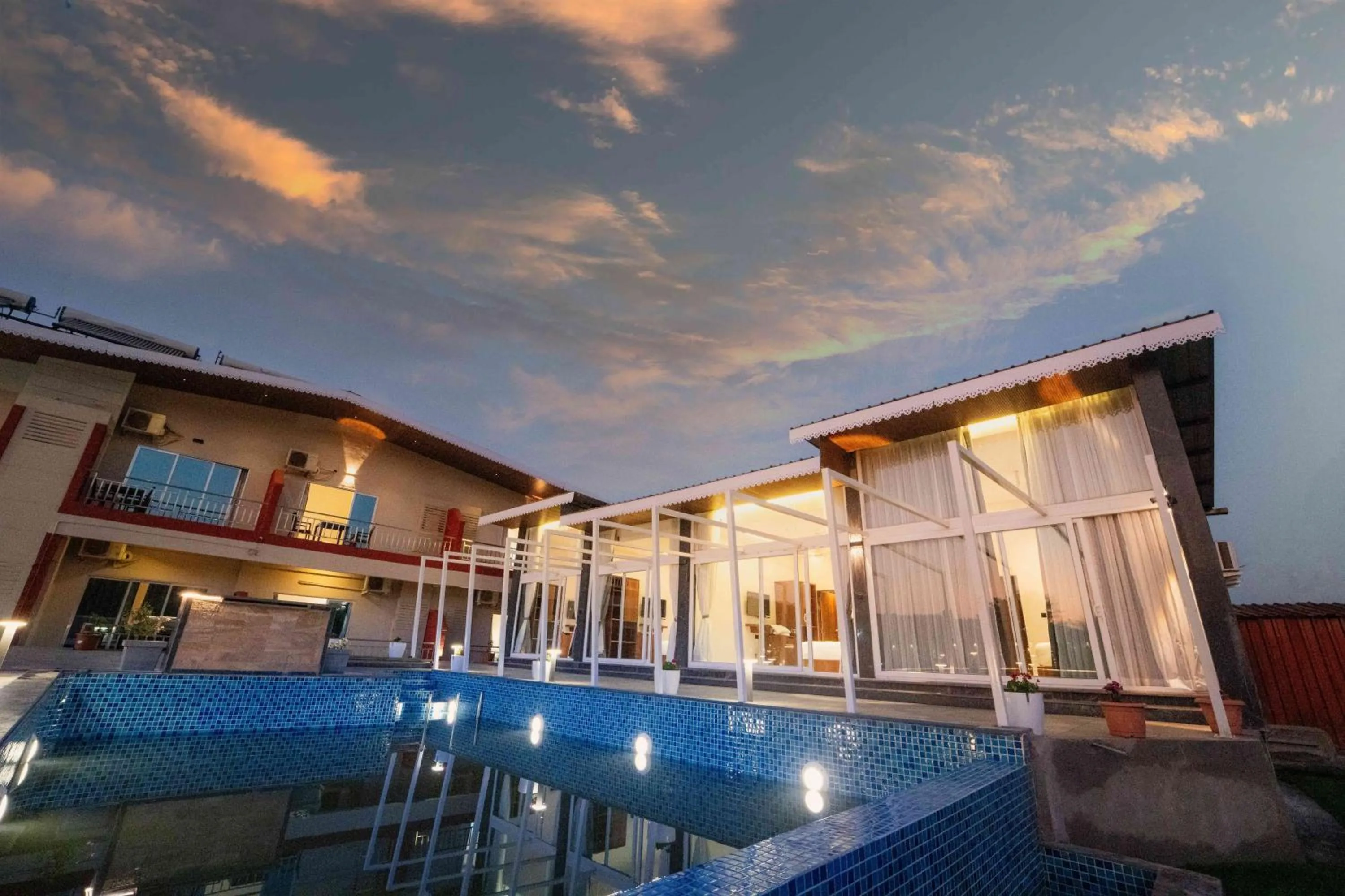 Swimming pool in Treebo Winter Town Venna Lake