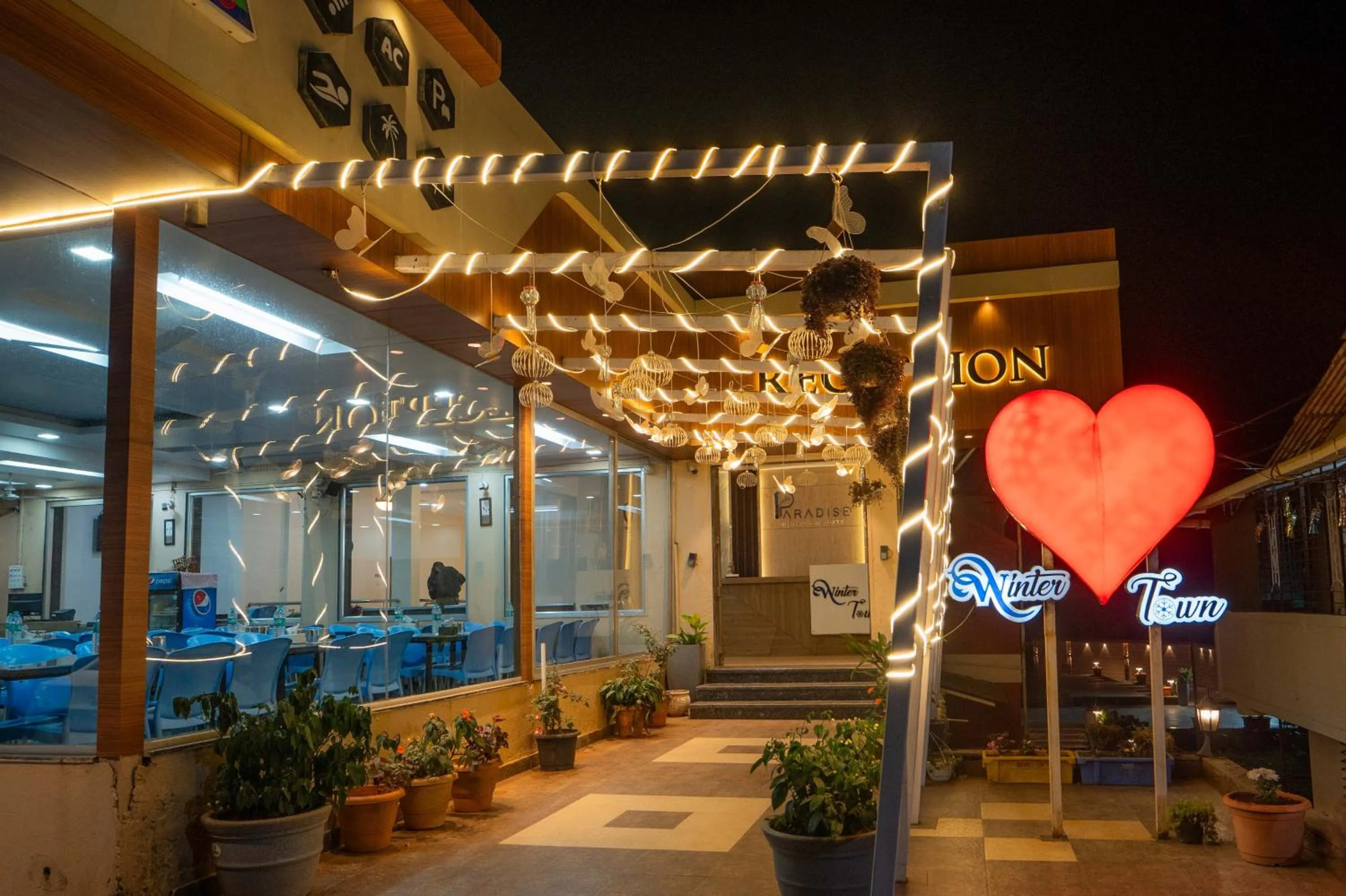 Restaurant/places to eat in Treebo Winter Town Venna Lake