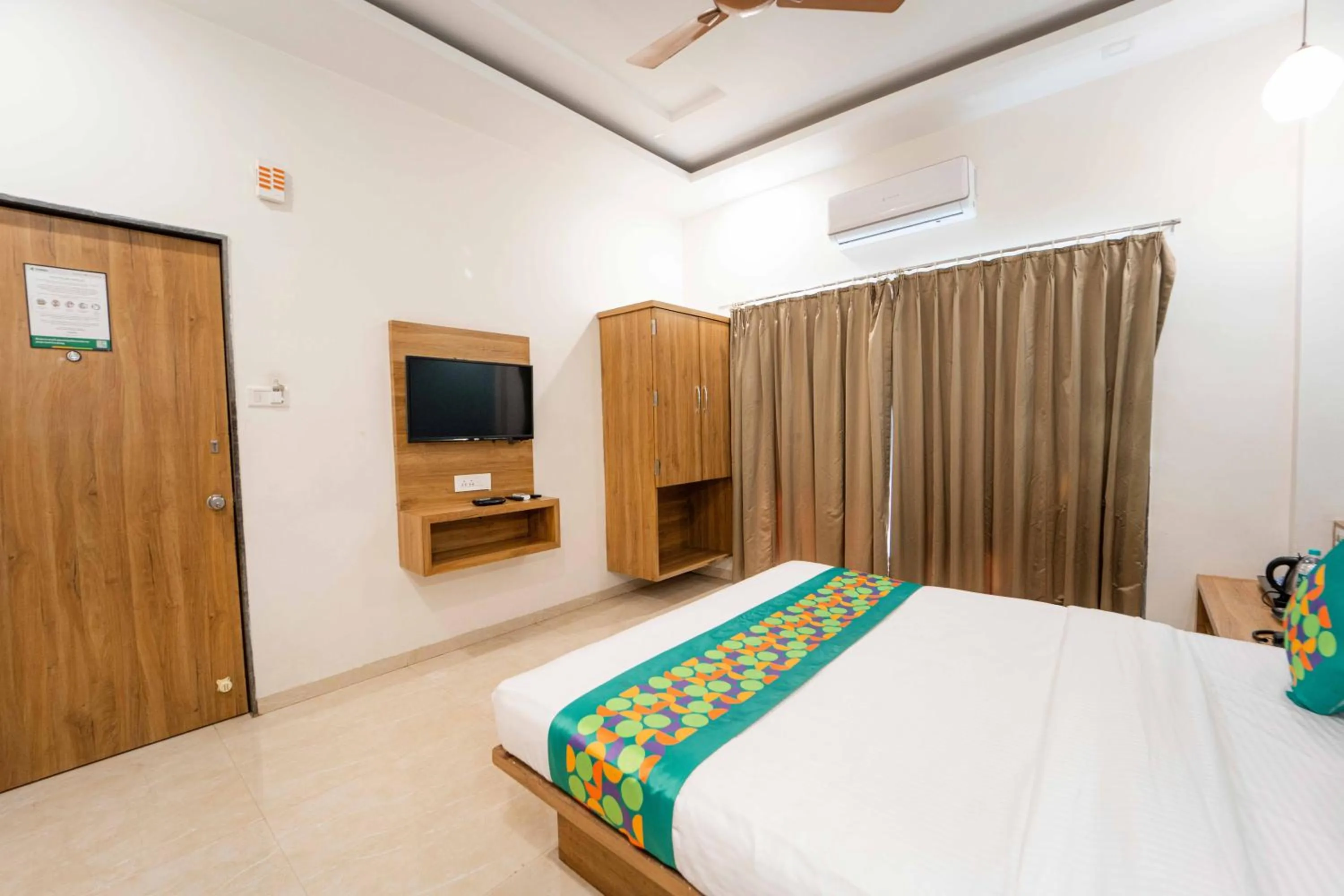 Bedroom, Bed in Treebo Winter Town Venna Lake