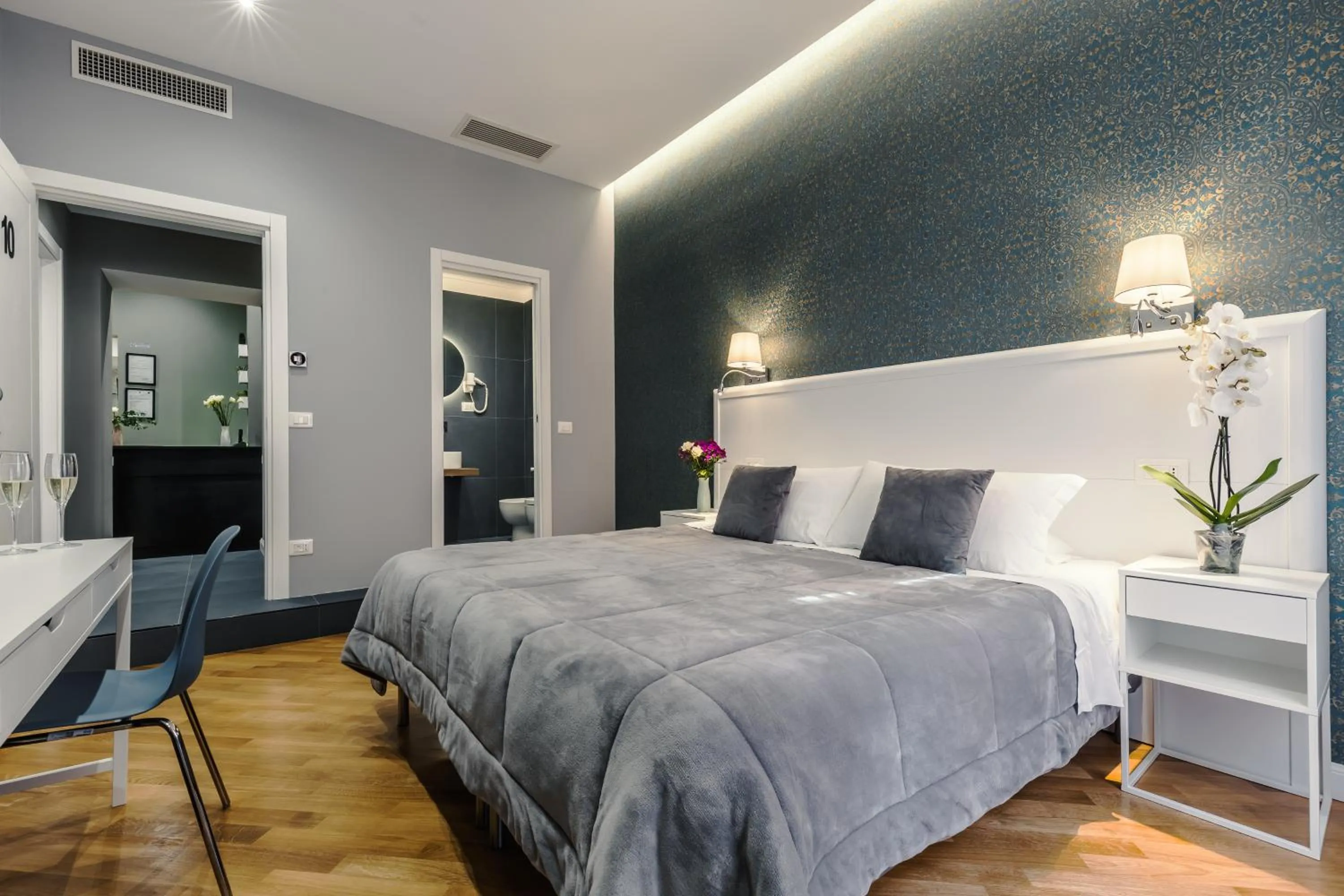 Photo of the whole room, Bed in Bed And Best