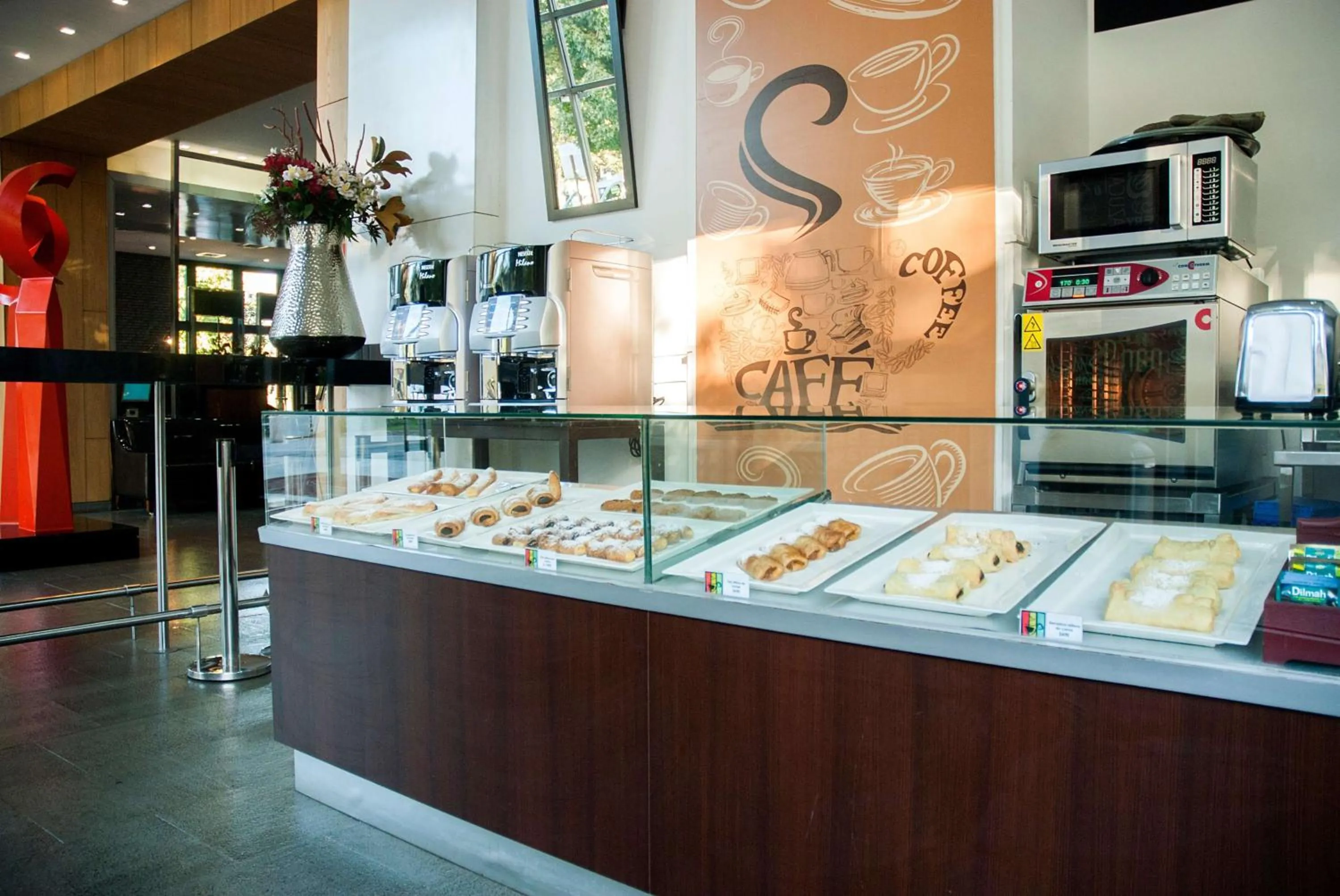 Restaurant/places to eat in Radisson Ciudad Empresarial Santiago