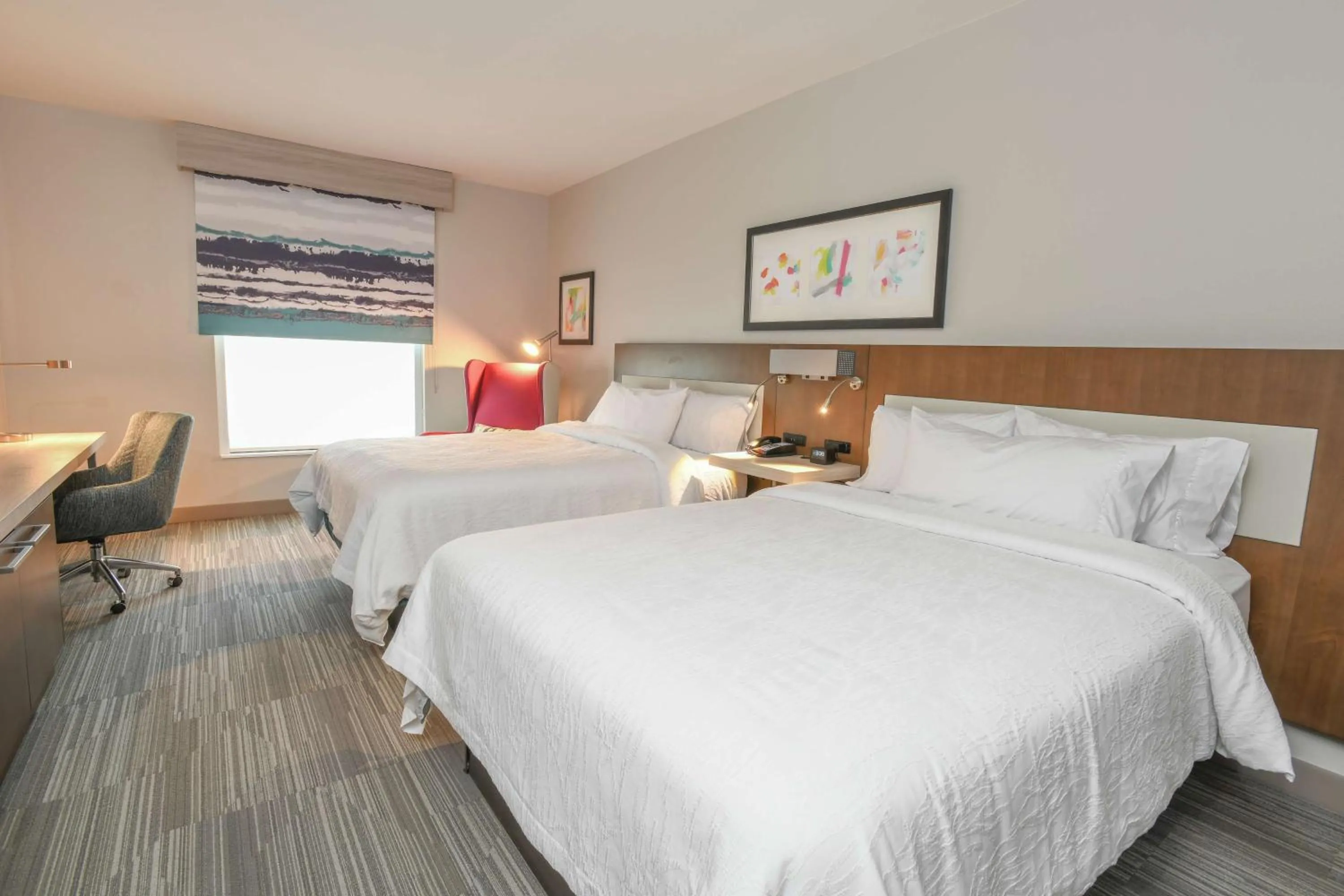 Photo of the whole room, Bed in Hilton Garden Inn Cincinnati Midtown