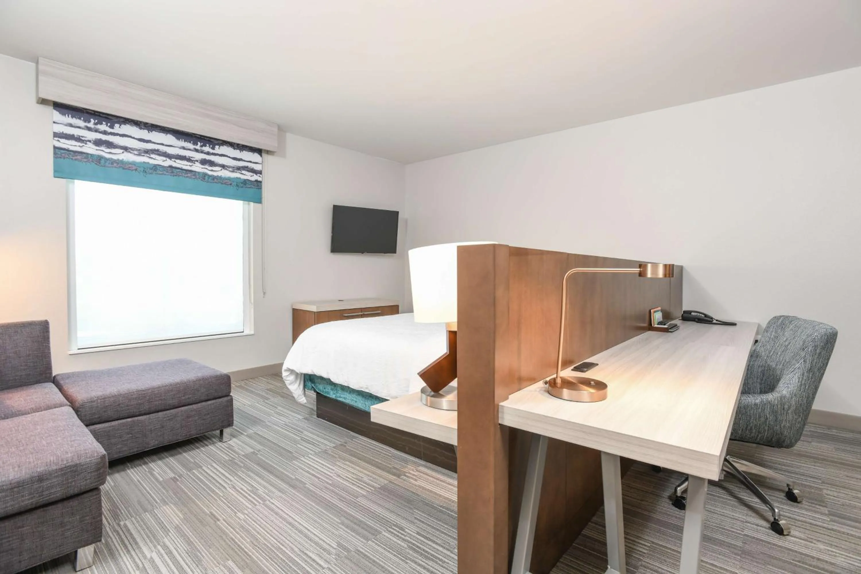 Bedroom, Bed in Hilton Garden Inn Cincinnati Midtown