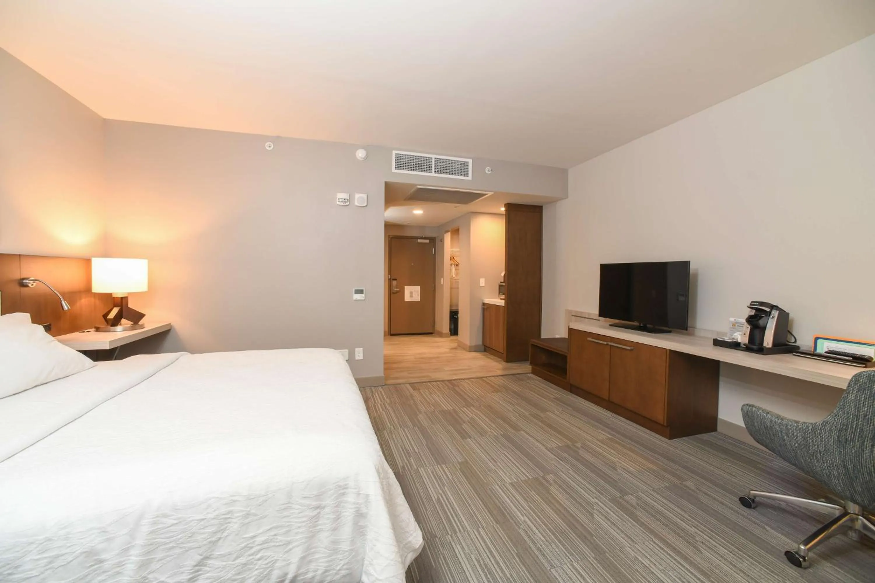 Bedroom, Bed in Hilton Garden Inn Cincinnati Midtown