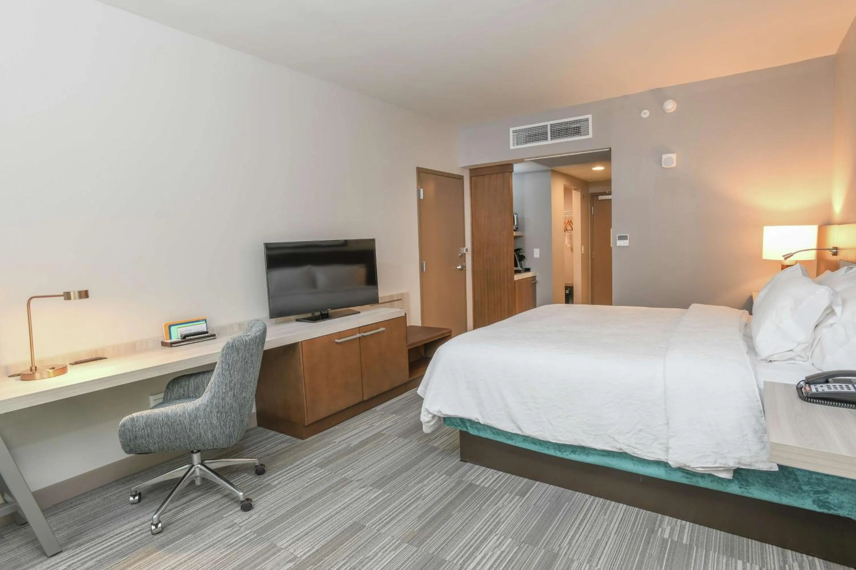 Photo of the whole room, Bed in Hilton Garden Inn Cincinnati Midtown