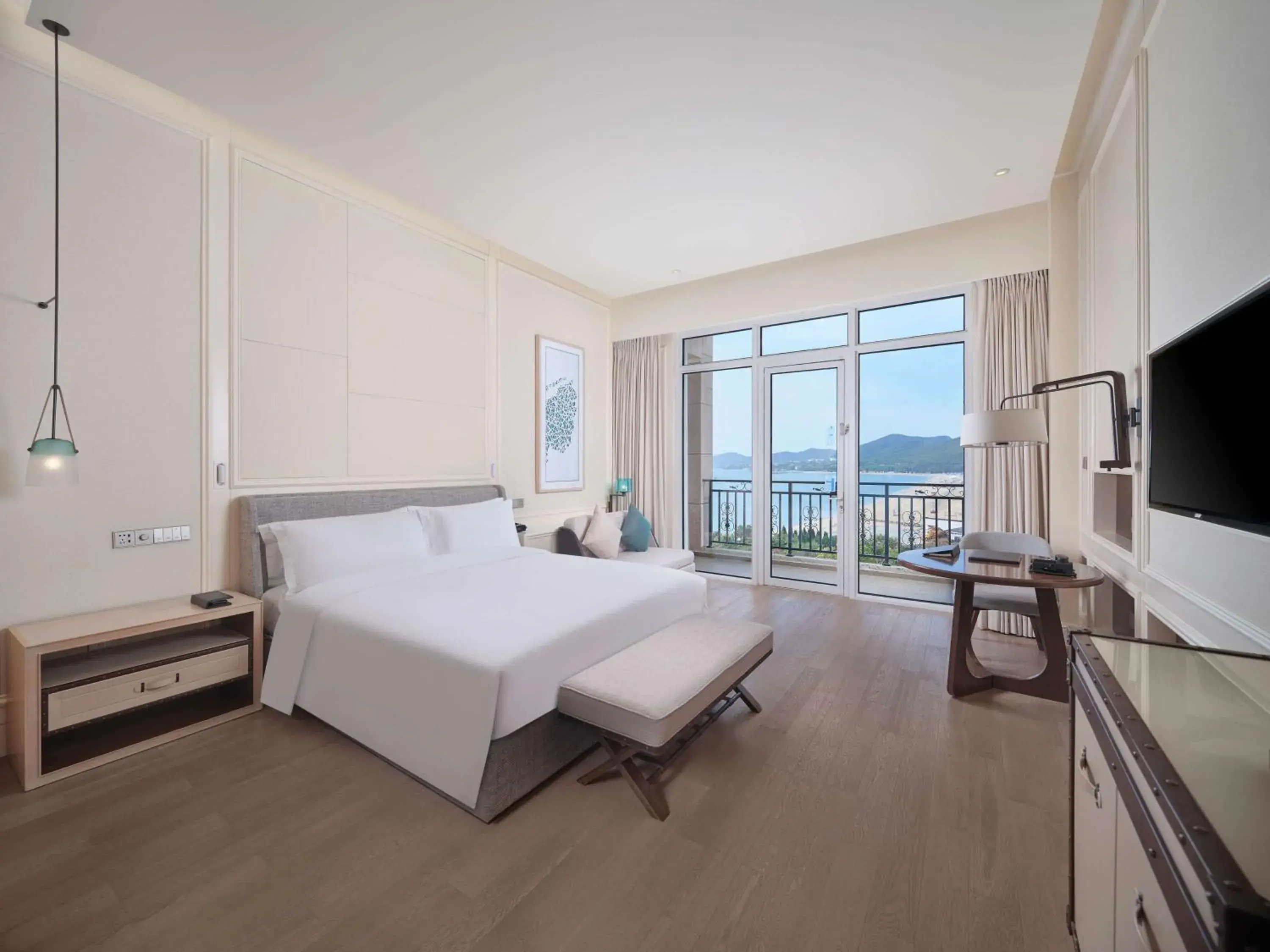 Deluxe King Room with Ocean View and Balcony in Hilton Dalian Golden Pebble Beach Resort Deluxe King Room with Ocean View and Balcony in Hilton Dalian Golden Pebble Beach Resort