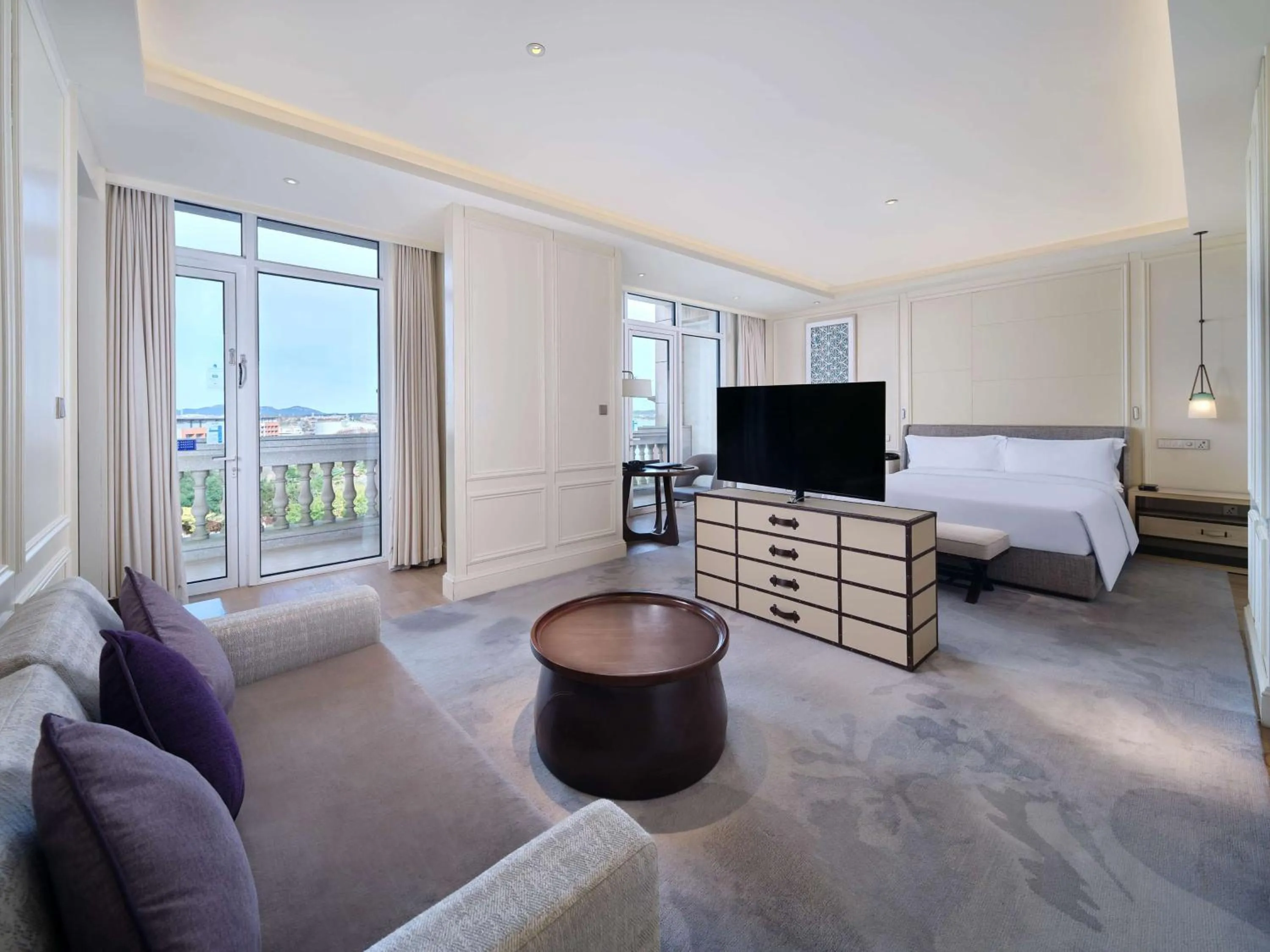 Bed in Hilton Dalian Golden Pebble Beach Resort