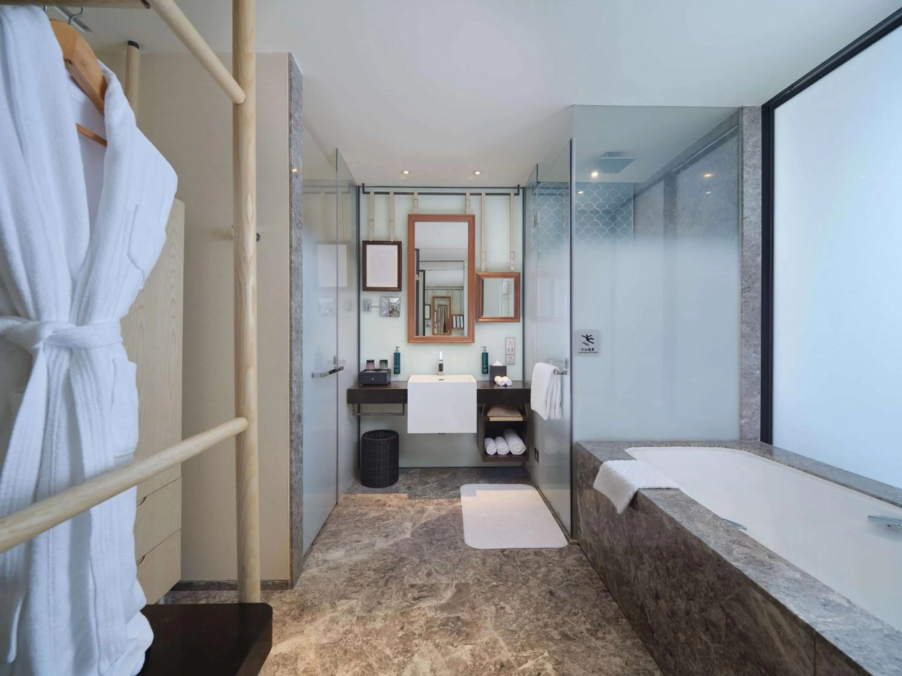 Bathroom, Bed in Hilton Dalian Golden Pebble Beach Resort