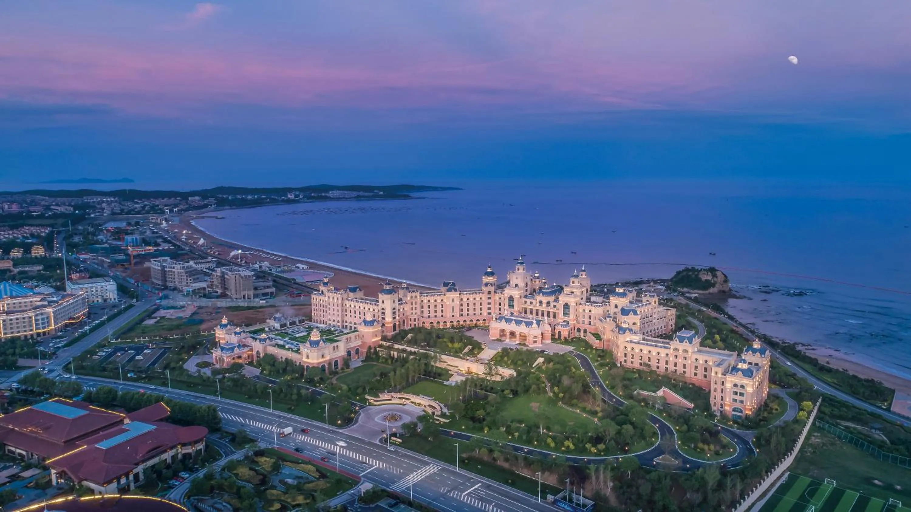 Property building in Hilton Dalian Golden Pebble Beach Resort