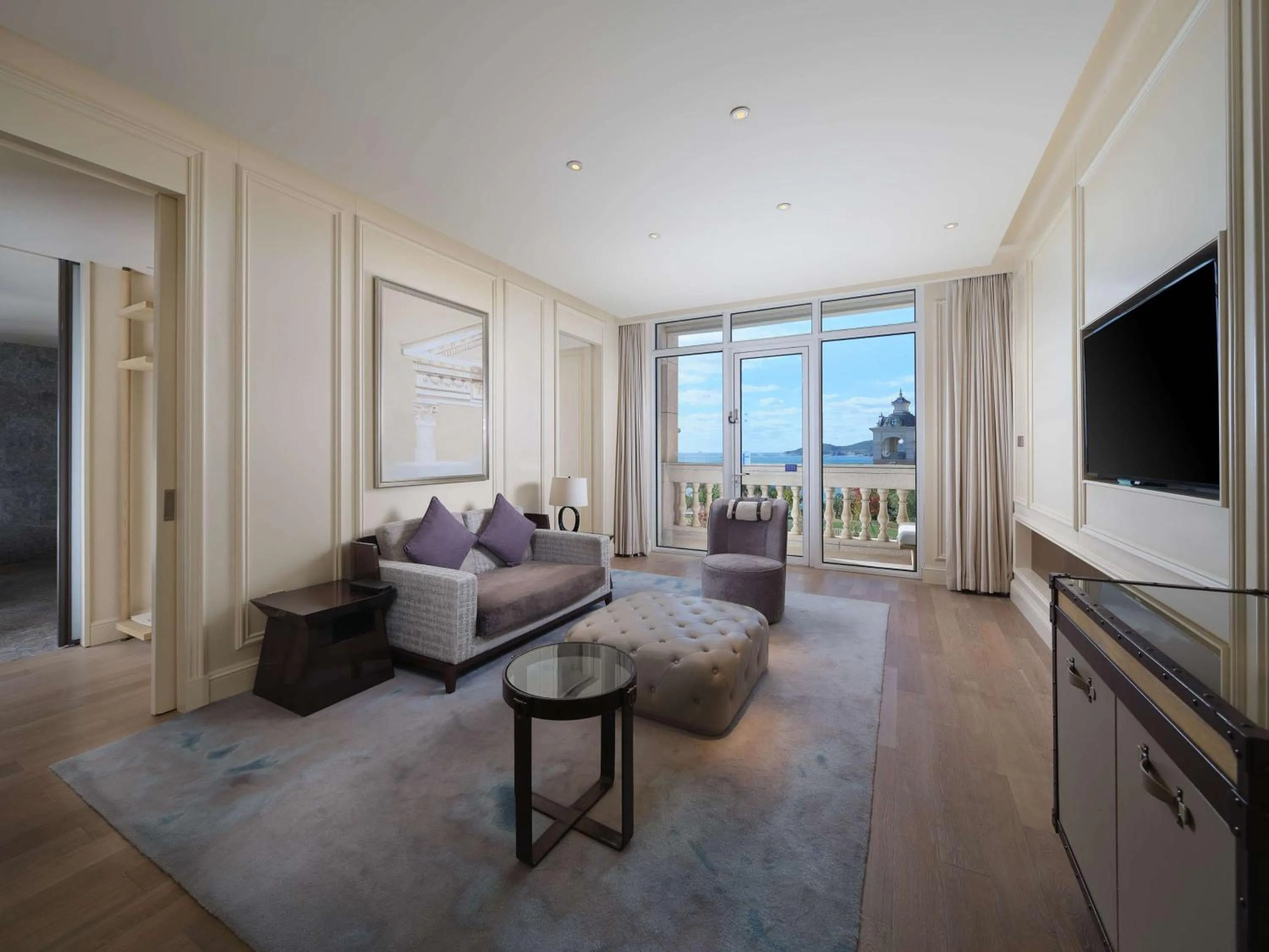 Living room in Hilton Dalian Golden Pebble Beach Resort