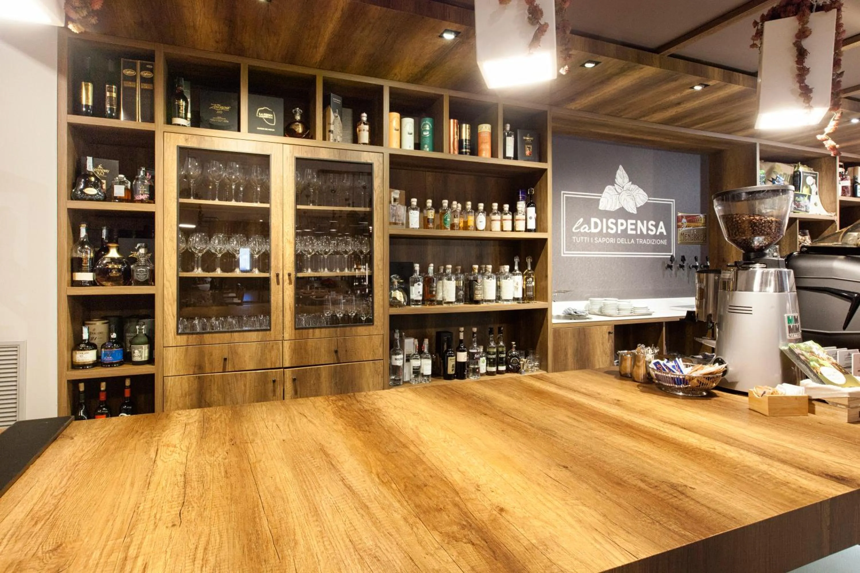 Restaurant/places to eat in Bhotel