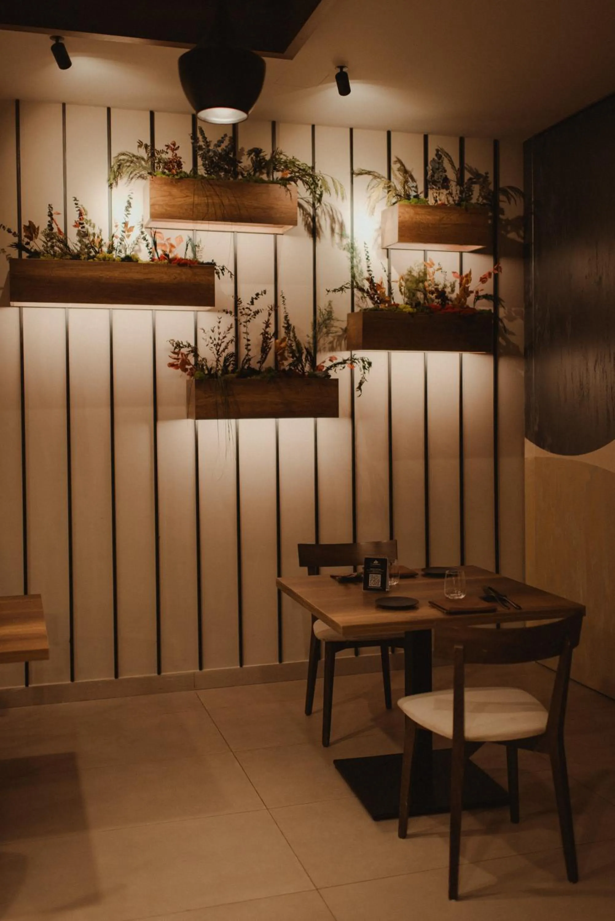 Restaurant/places to eat in Bhotel