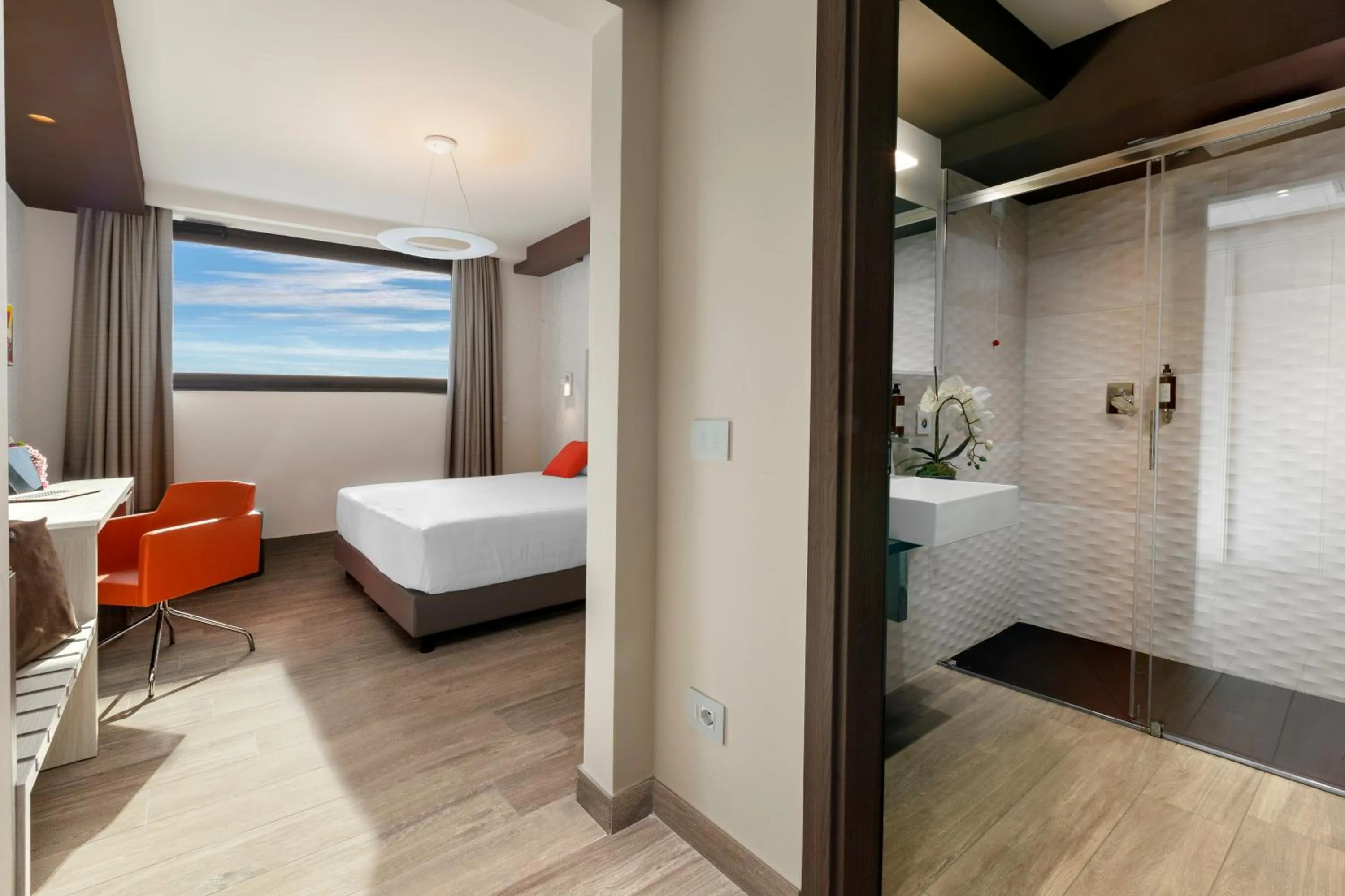 Shower, Bed in Bhotel