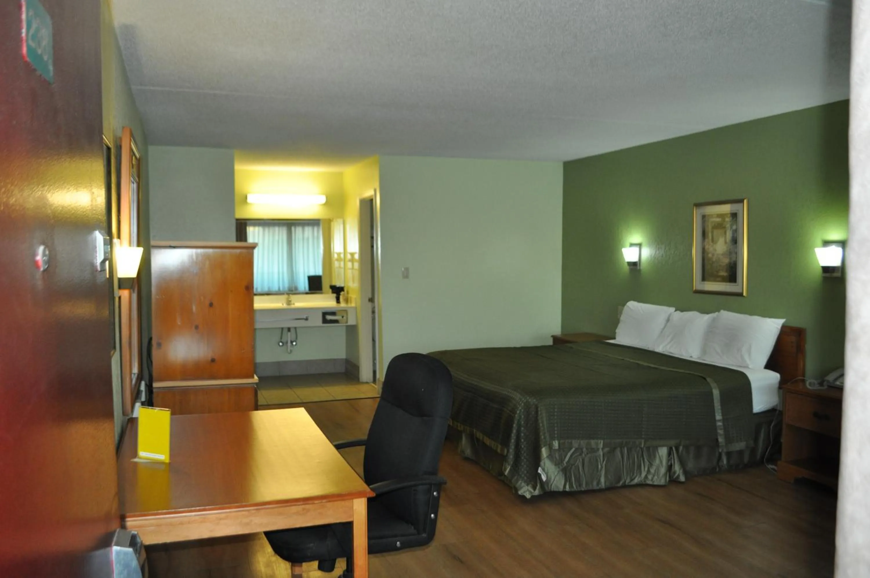 Photo of the whole room, Bed in Bestway Inn - Madison