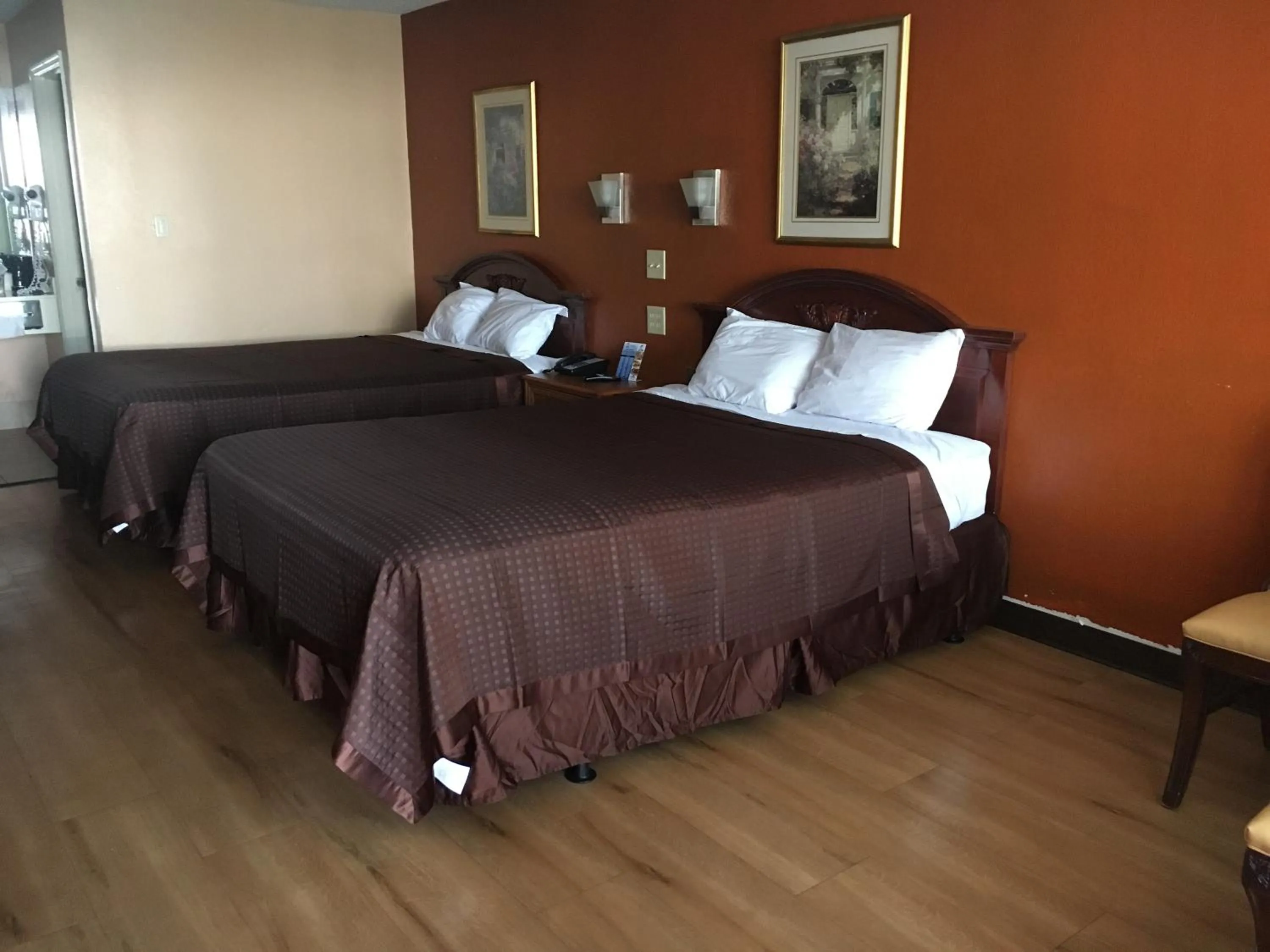 Photo of the whole room, Bed in Bestway Inn - Madison