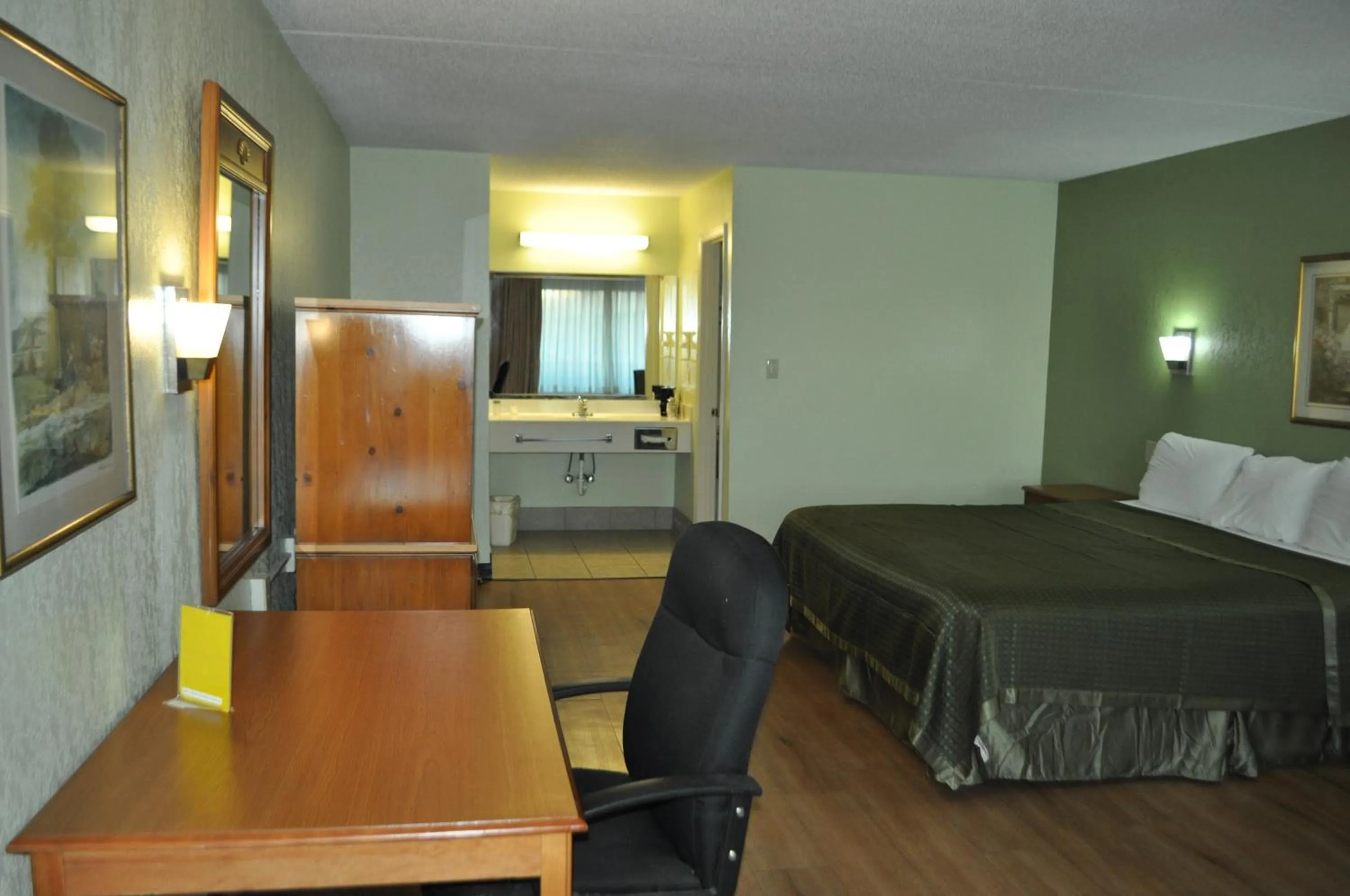 Photo of the whole room, Bed in Bestway Inn - Madison