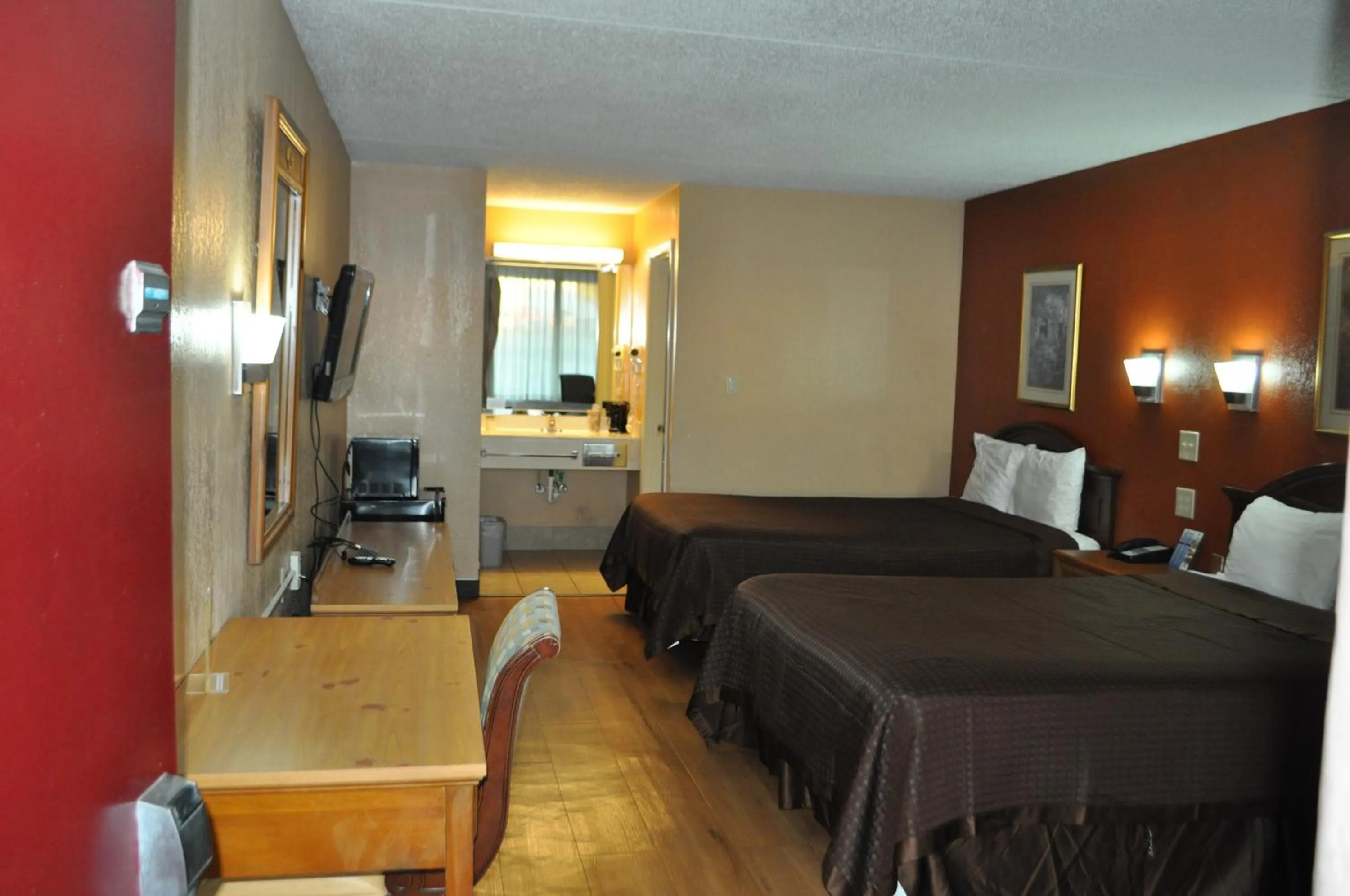 Photo of the whole room, Bed in Bestway Inn - Madison