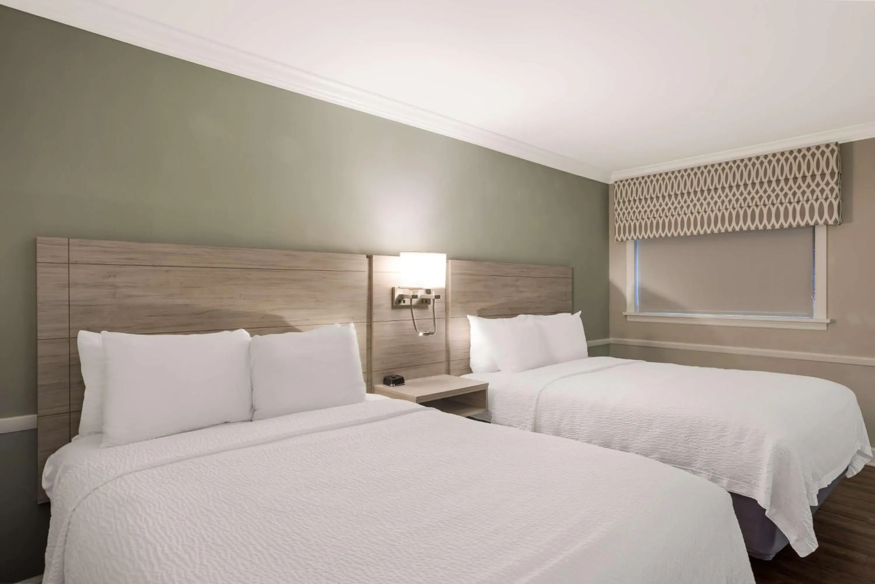 Queen Room with Two Queen Beds with Bath Tub - Mobility Accessible/Non-Smoking in Best Western Sea Island Inn Queen Room with Two Queen Beds with Bath Tub - Mobility Accessible/Non-Smoking in Best Western Sea Island Inn