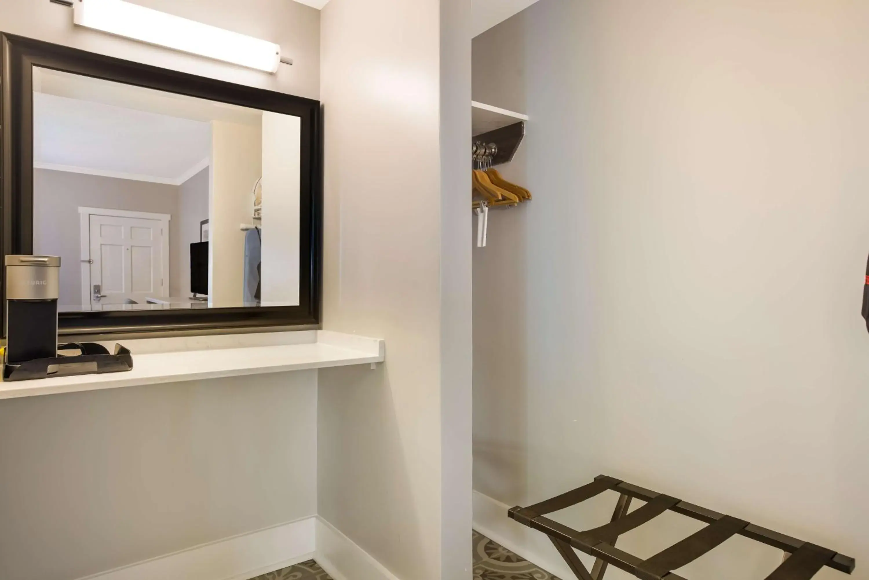 Queen Room - Non-Smoking in Best Western Sea Island Inn Queen Room - Non-Smoking in Best Western Sea Island Inn