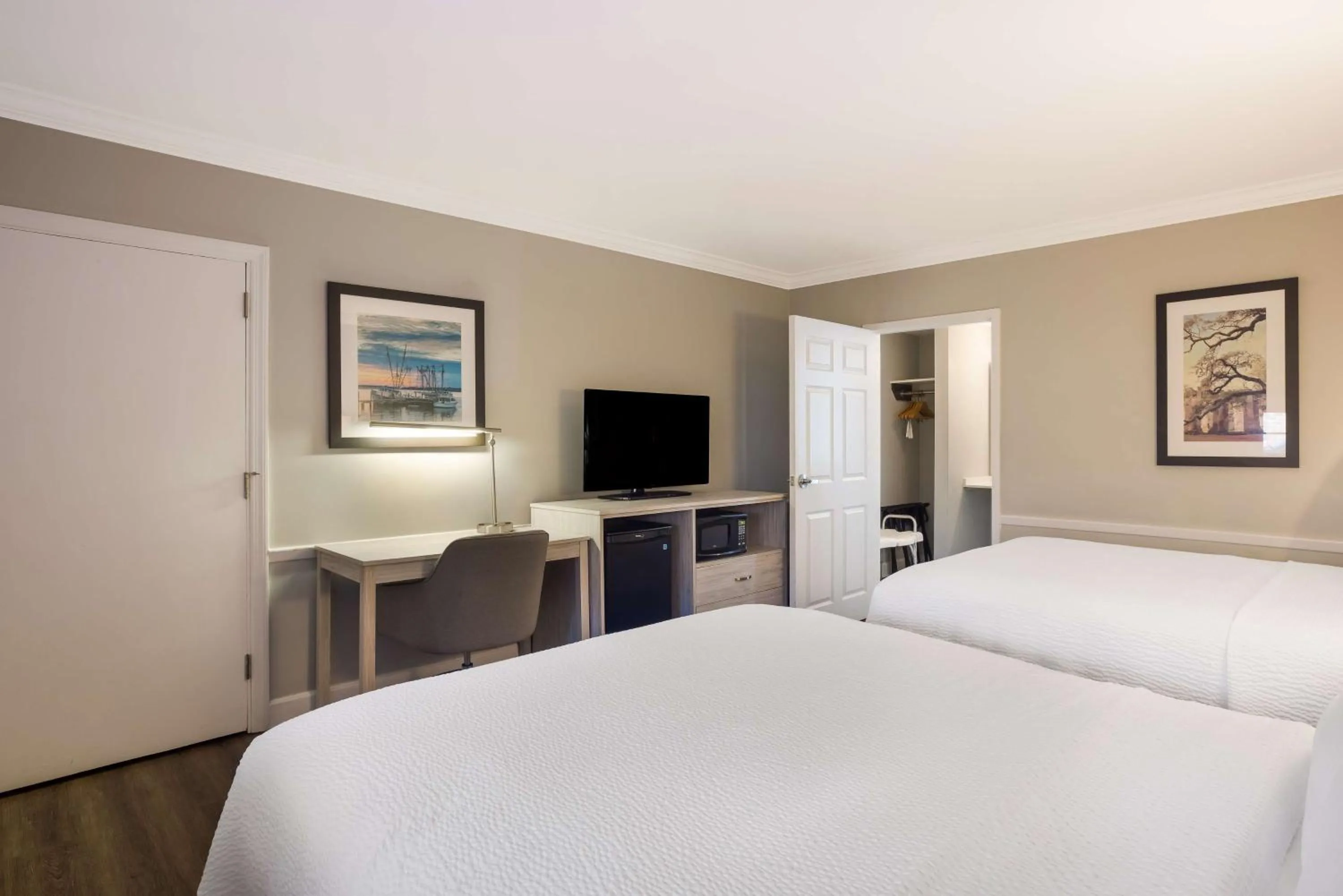 Bedroom, Bed in Best Western Sea Island Inn