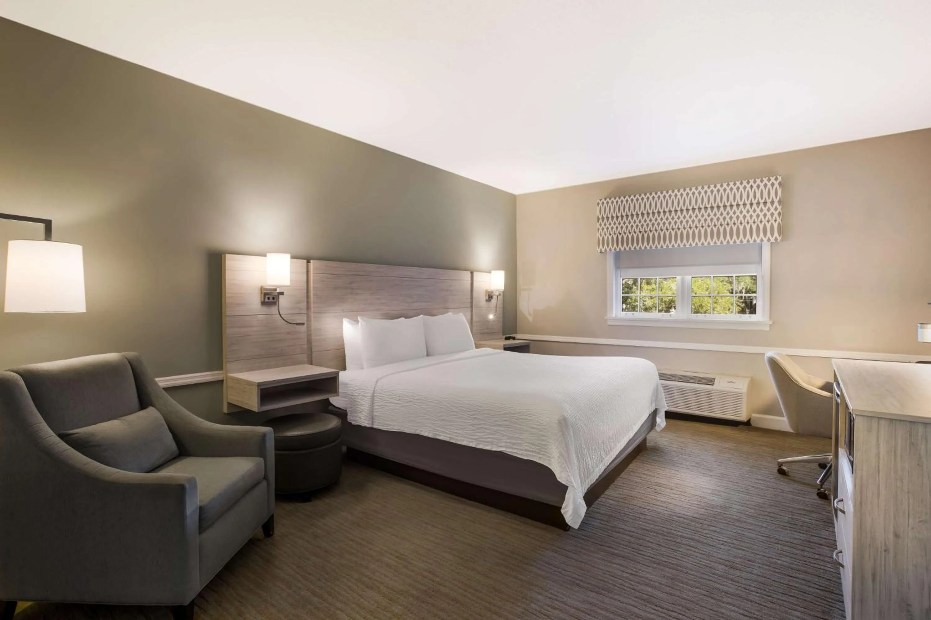 Bedroom, Bed in Best Western Sea Island Inn