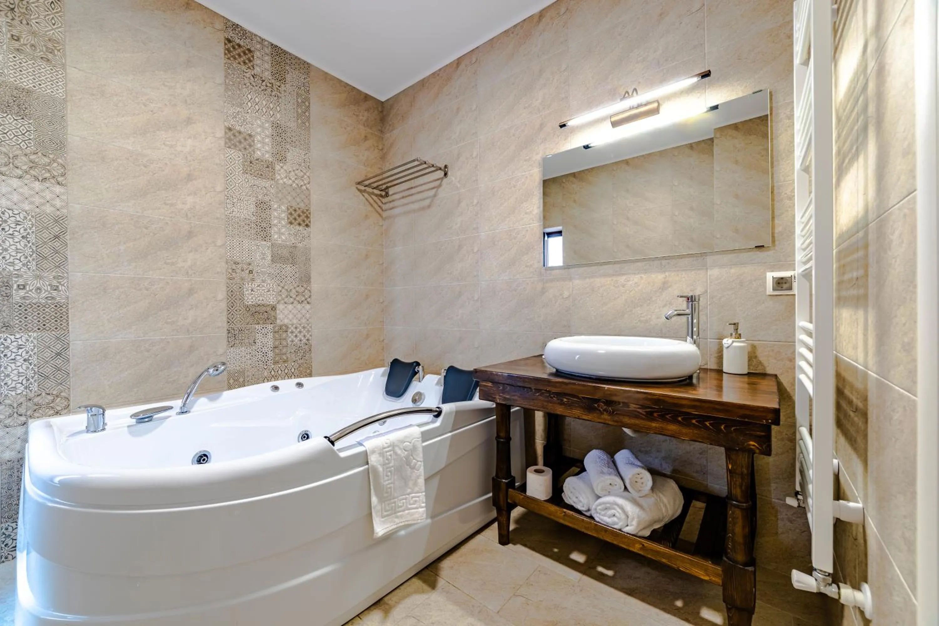 Hot Tub in Yael Luxury Apartments 2