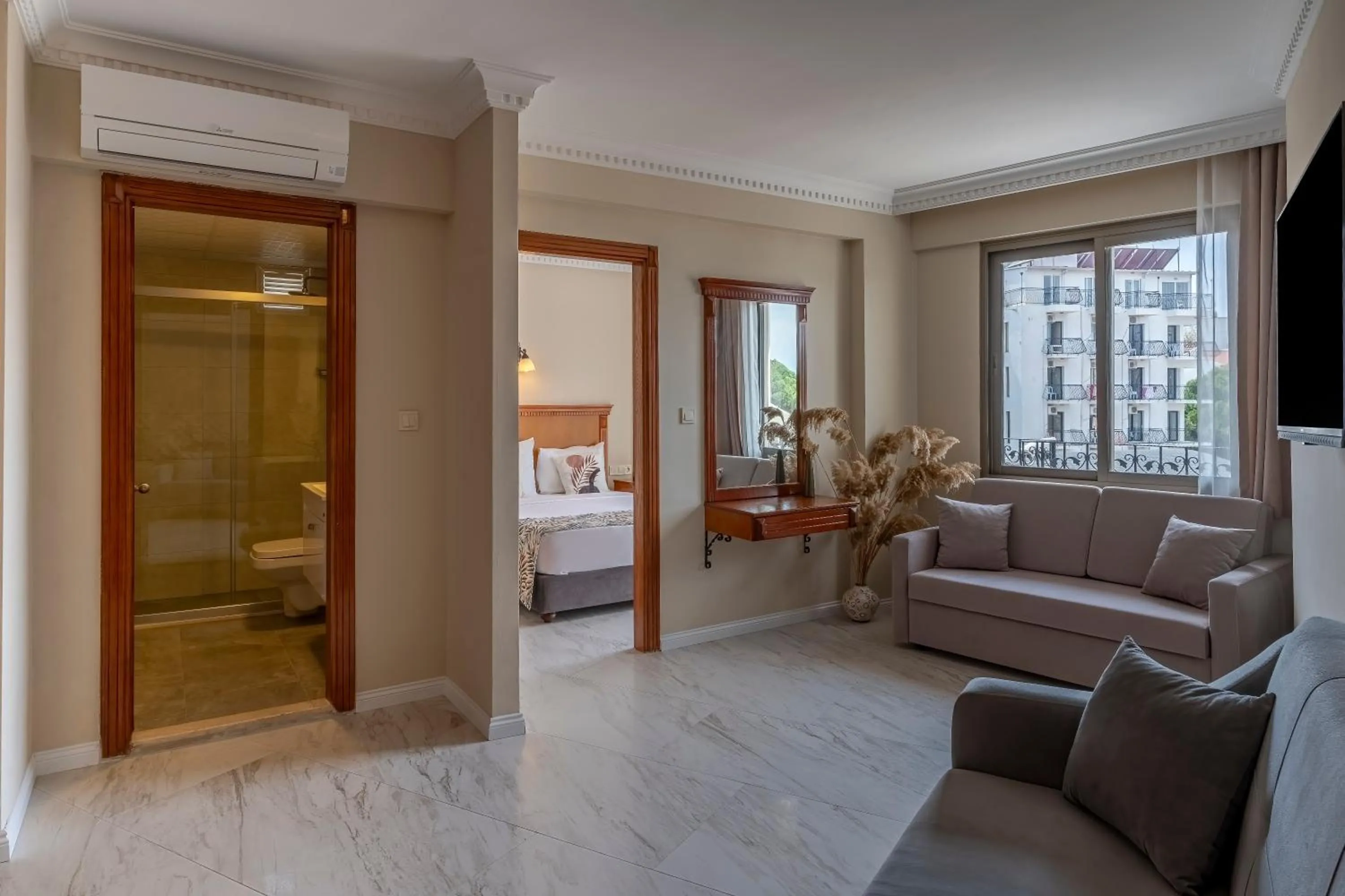 Bathroom, Bed in Rosy Suites Hotel
