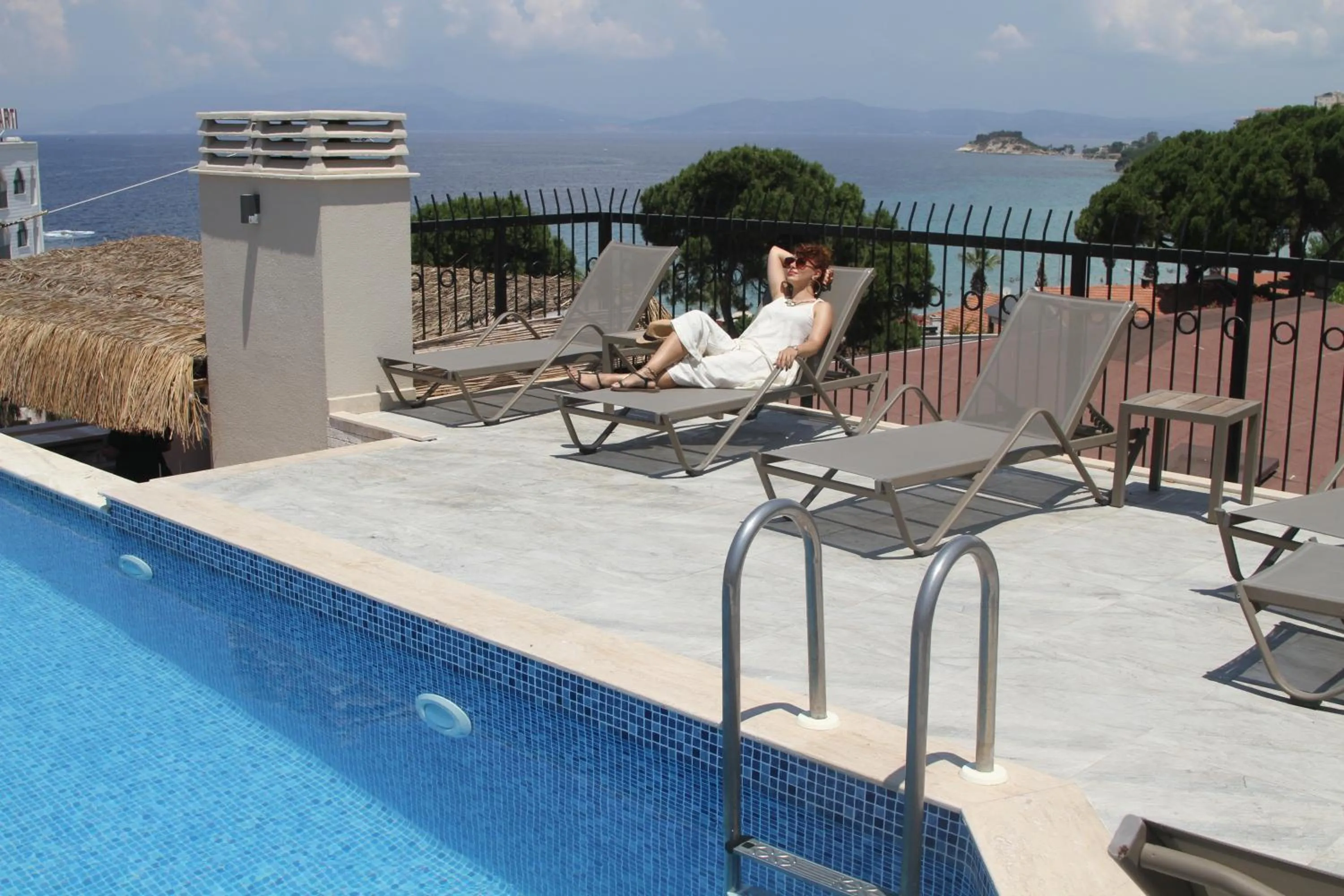 Swimming pool in Rosy Suites Hotel