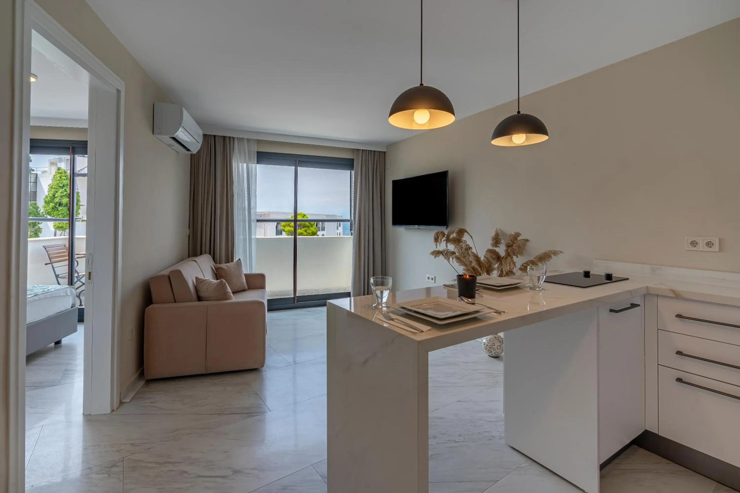 TV and multimedia in Rosy Suites Hotel